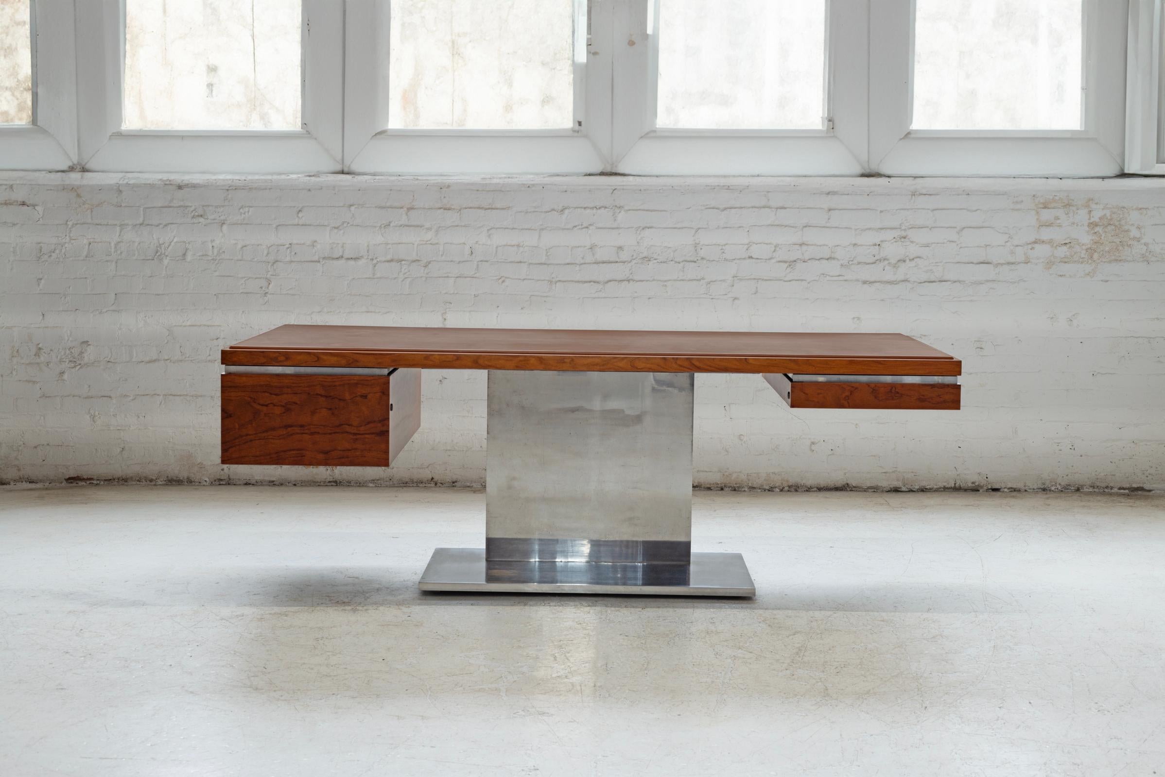 Progettata nel 1965 per Lehigh Leopold dal famoso architetto Warren Platner, questa straordinaria scrivania direzionale combina materiali lussuosi con un'audace presenza architettonica. Il piano è rivestito in ricca pelle color cioccolato, per