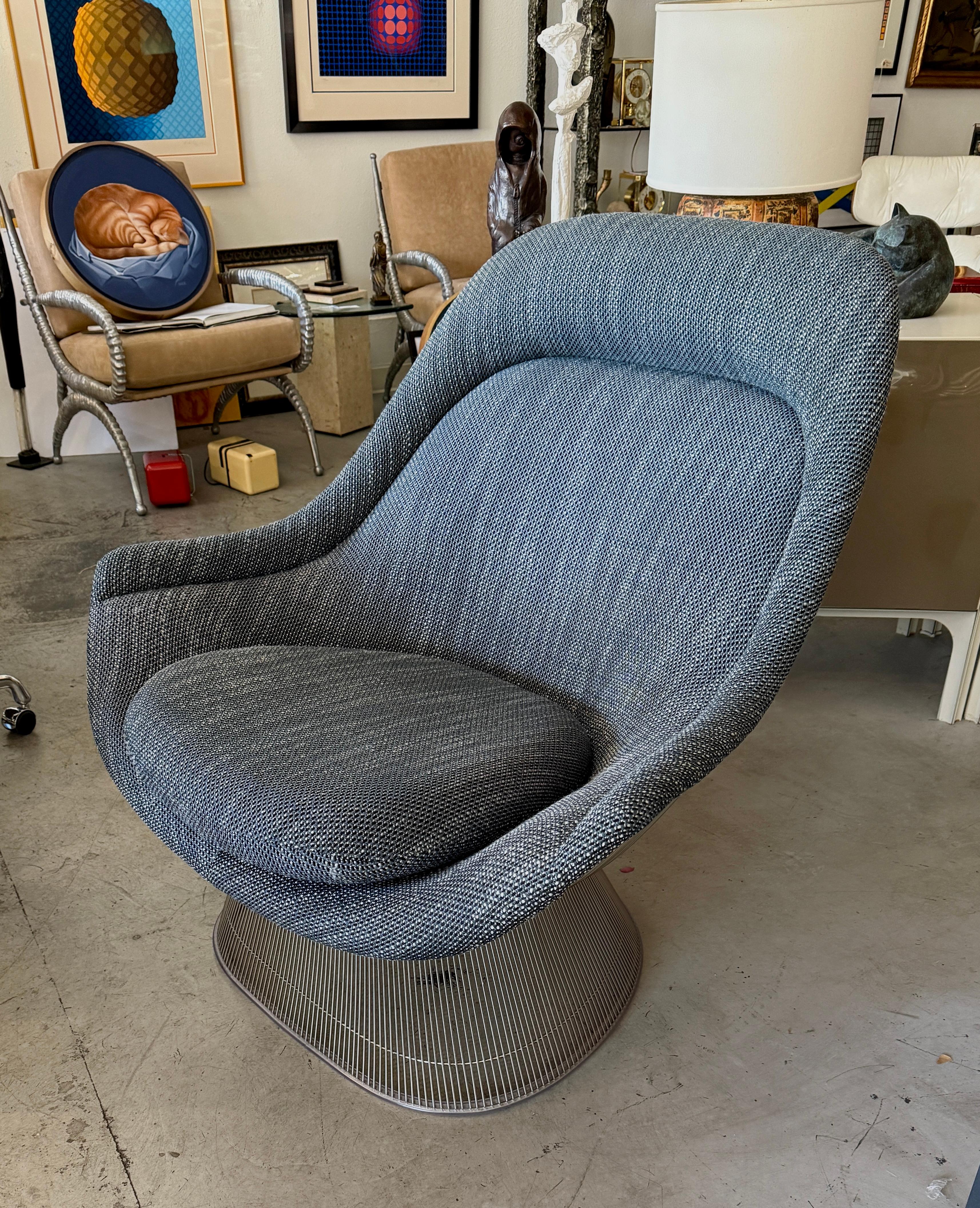 Un precioso sillón Warren Platner para Knoll Big Easy Lounge en acabado níquel. La silla se ha retapizado recientemente con una mezcla de lana Knoll y tiene un aspecto estupendo. Esta silla de diseño icónico está en muy buen estado. Consulta las