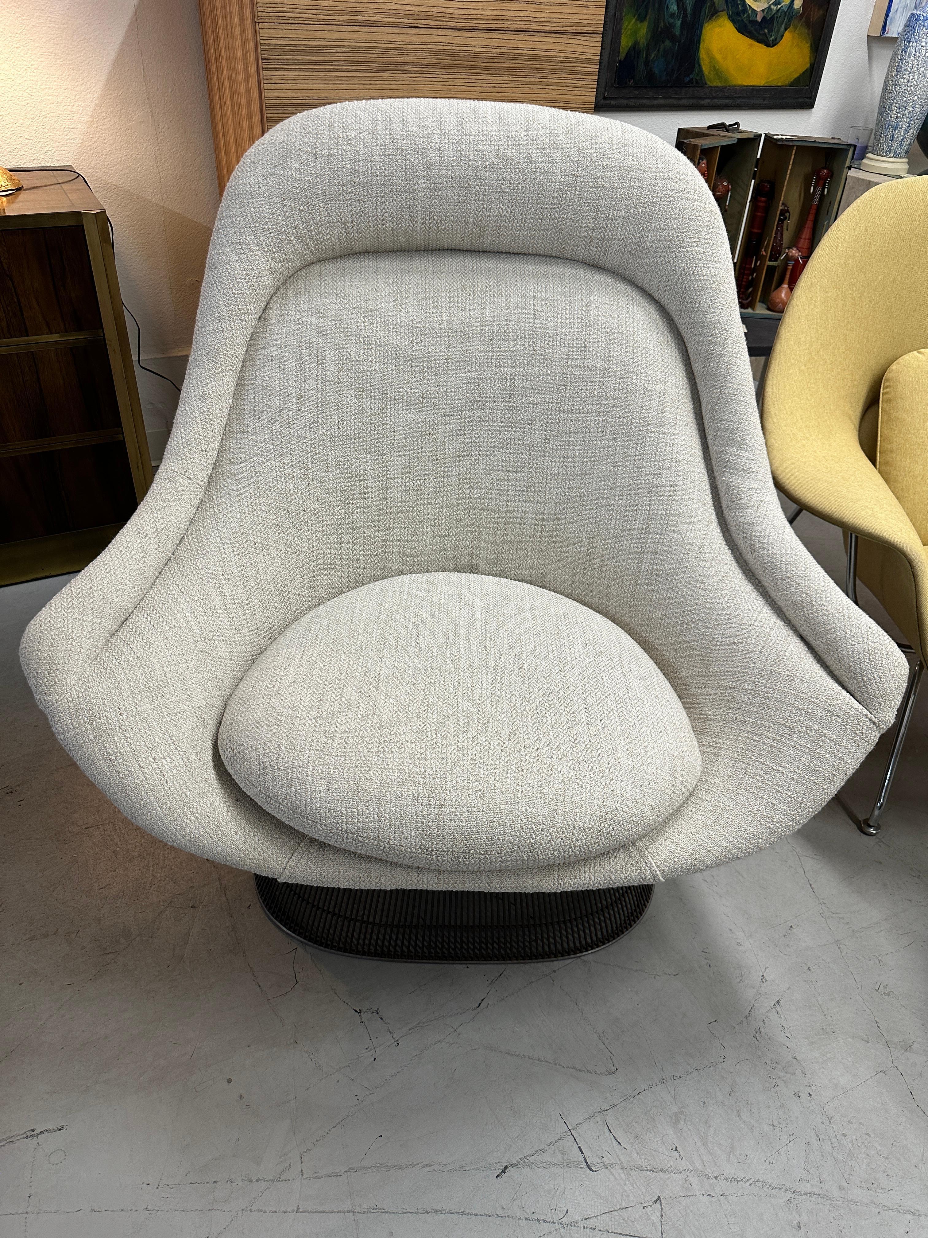 Une magnifique chaise Bigli de Warren Platner pour Knoll. Achetée à l'origine dans les années 1980, cette chaise a été récemment retapissée dans un joli tissu Knoll. Il est en finition bronze métallisé. La chaise est en bon état, bien qu'il y ait