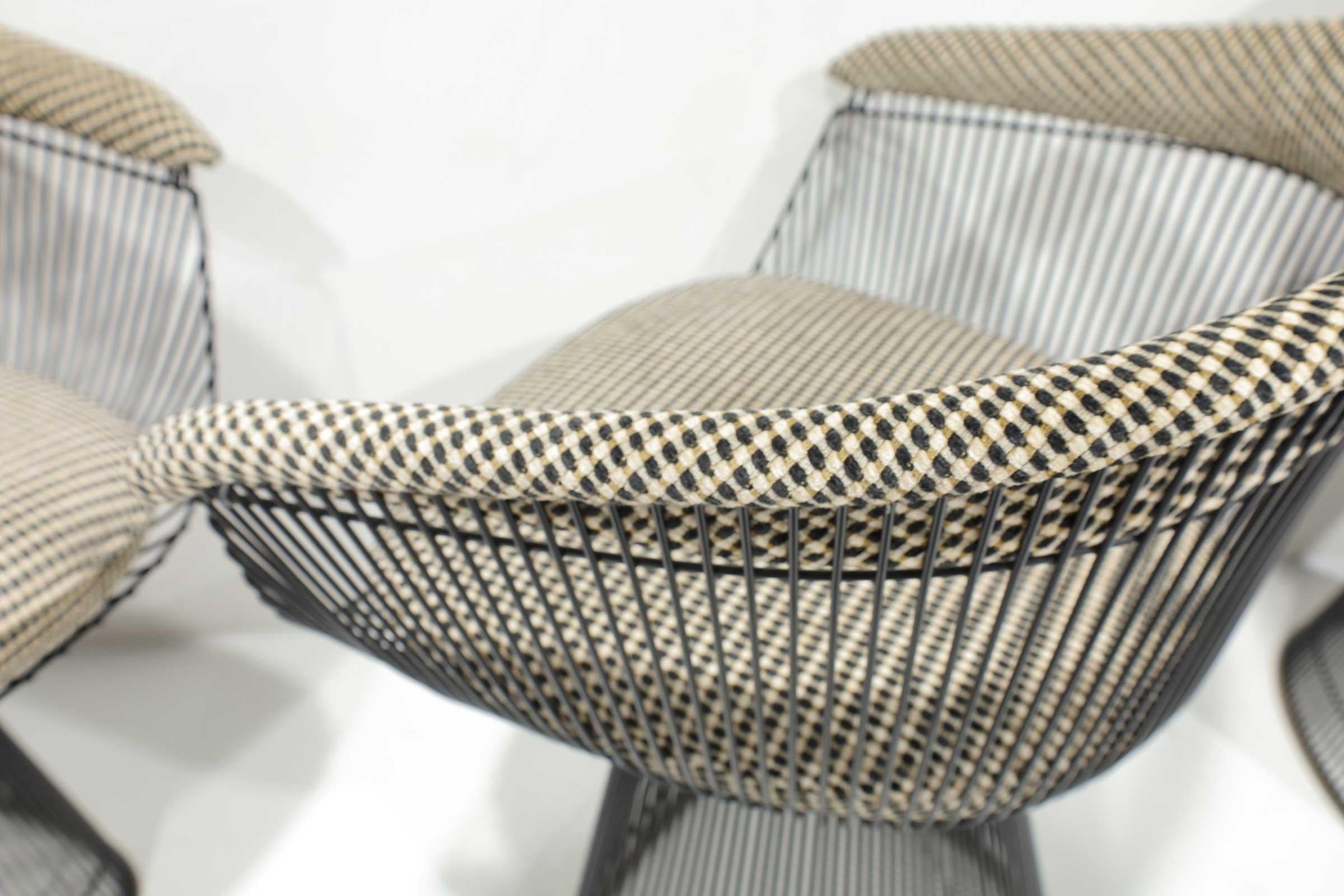 Abbiamo rivestito di recente queste splendide e rare sedie da pranzo nere di Warren Platner per Knoll con un'imbottitura di Kelly Wearstler.  La Fabrice è nera, bianca e marrone. 