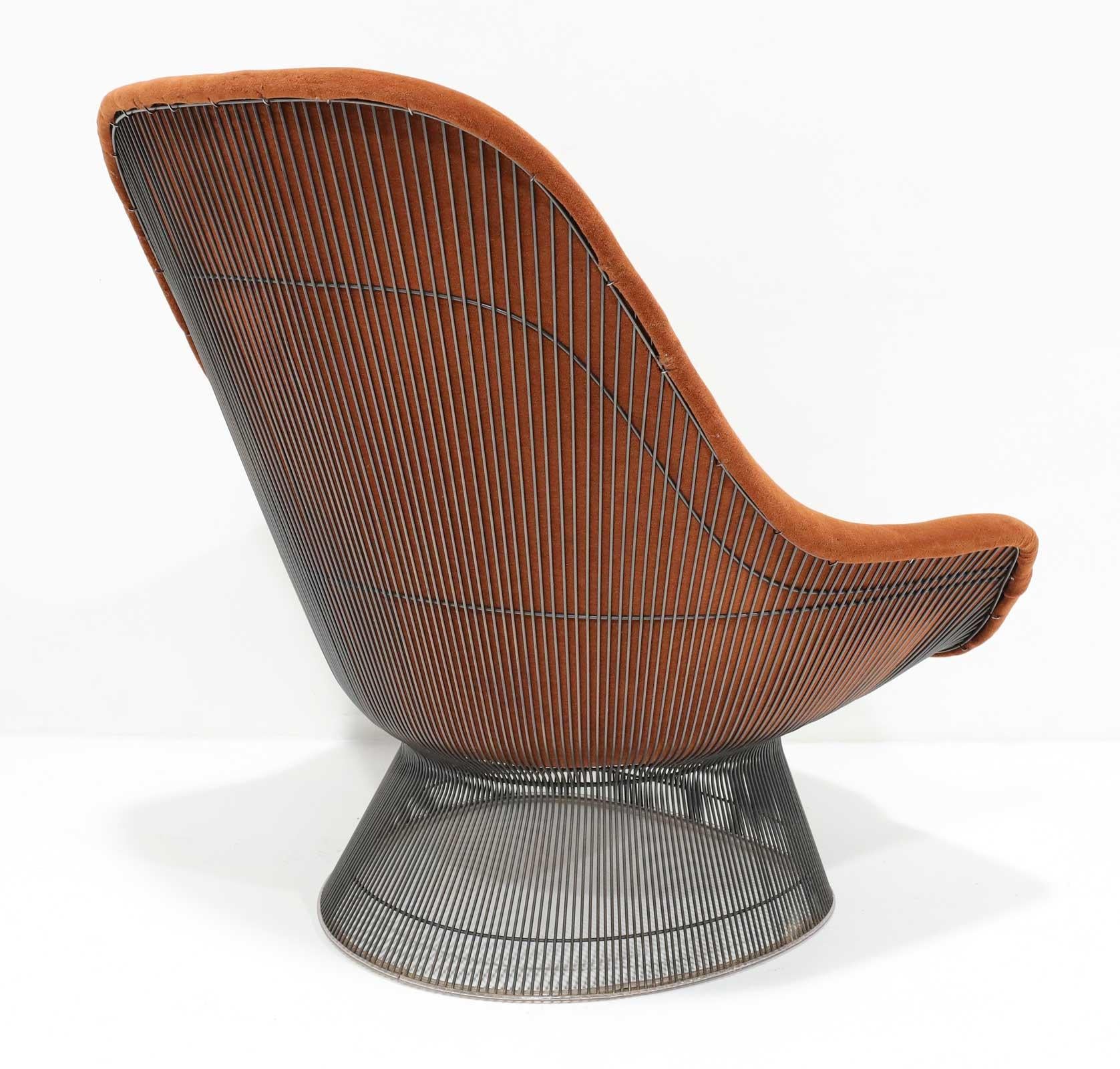 Splendida sedia e ottomana di Warren Platner per Knoll con struttura in bronzo. Questa sedia è stata rivestita con un bellissimo mohair di alpaca in arancione bruciato. 

La sedia misura 38,75 
