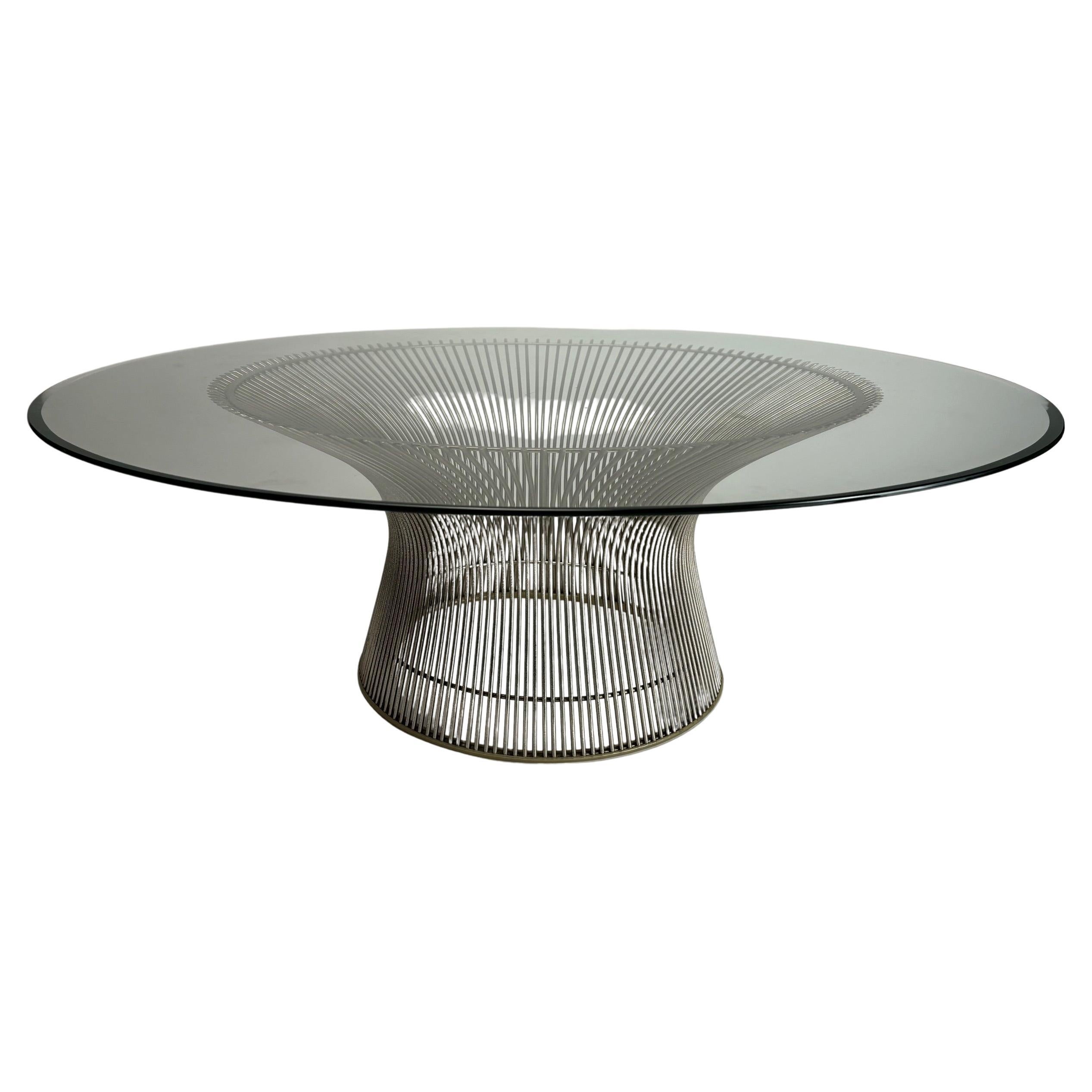 La legendaria mesa de centro diseñada en 1958 por Warren Platner para Knoll International.
Un icono absoluto del modernismo estadounidense de los años sesenta.
La base es un entretejido escultórico de varillas de acero dobladas a mano, soldadas