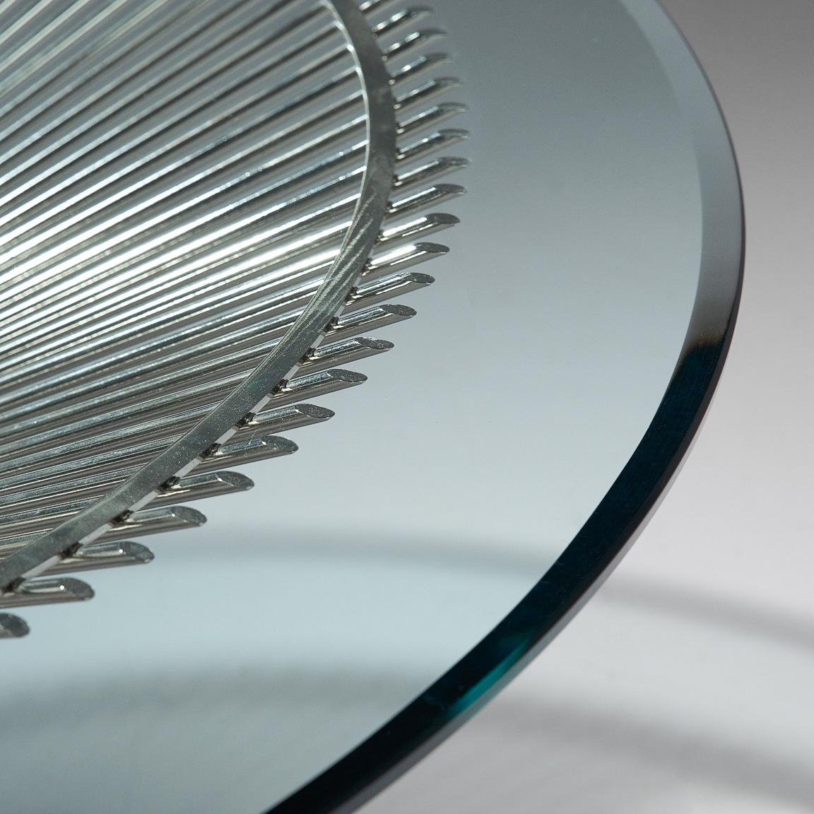 Warren Platner pour Knoll, table basse, acier, verre, États-Unis, design ca. 1962  

Cette table basse emblématique de Warren Platner est créée en soudant des tiges d'acier incurvées à des cadres circulaires et semi-circulaires, servant à la fois de