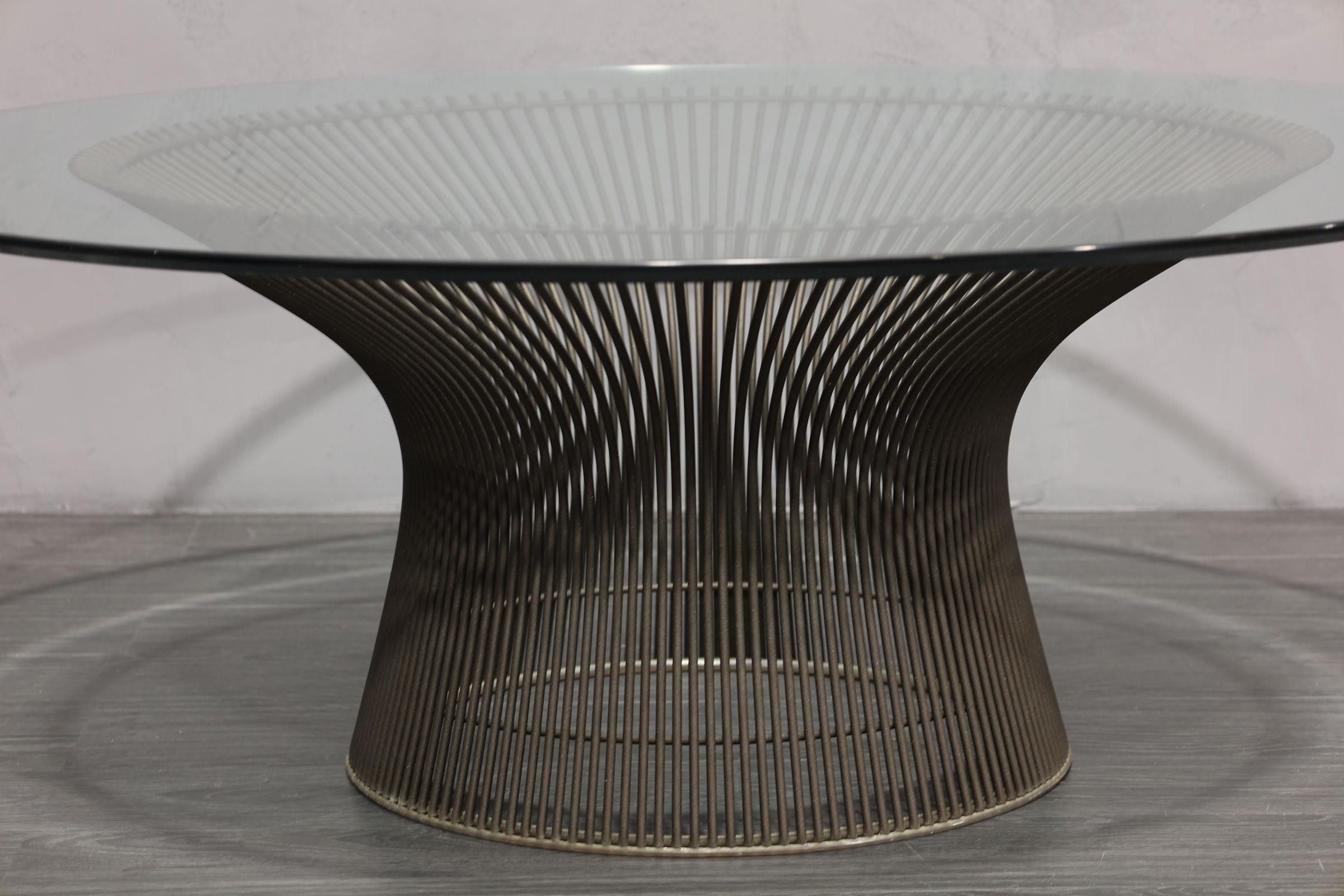 Table basse emblématique de Warren Platner en finition bronze avec un plateau en verre biseauté de 42 pouces.