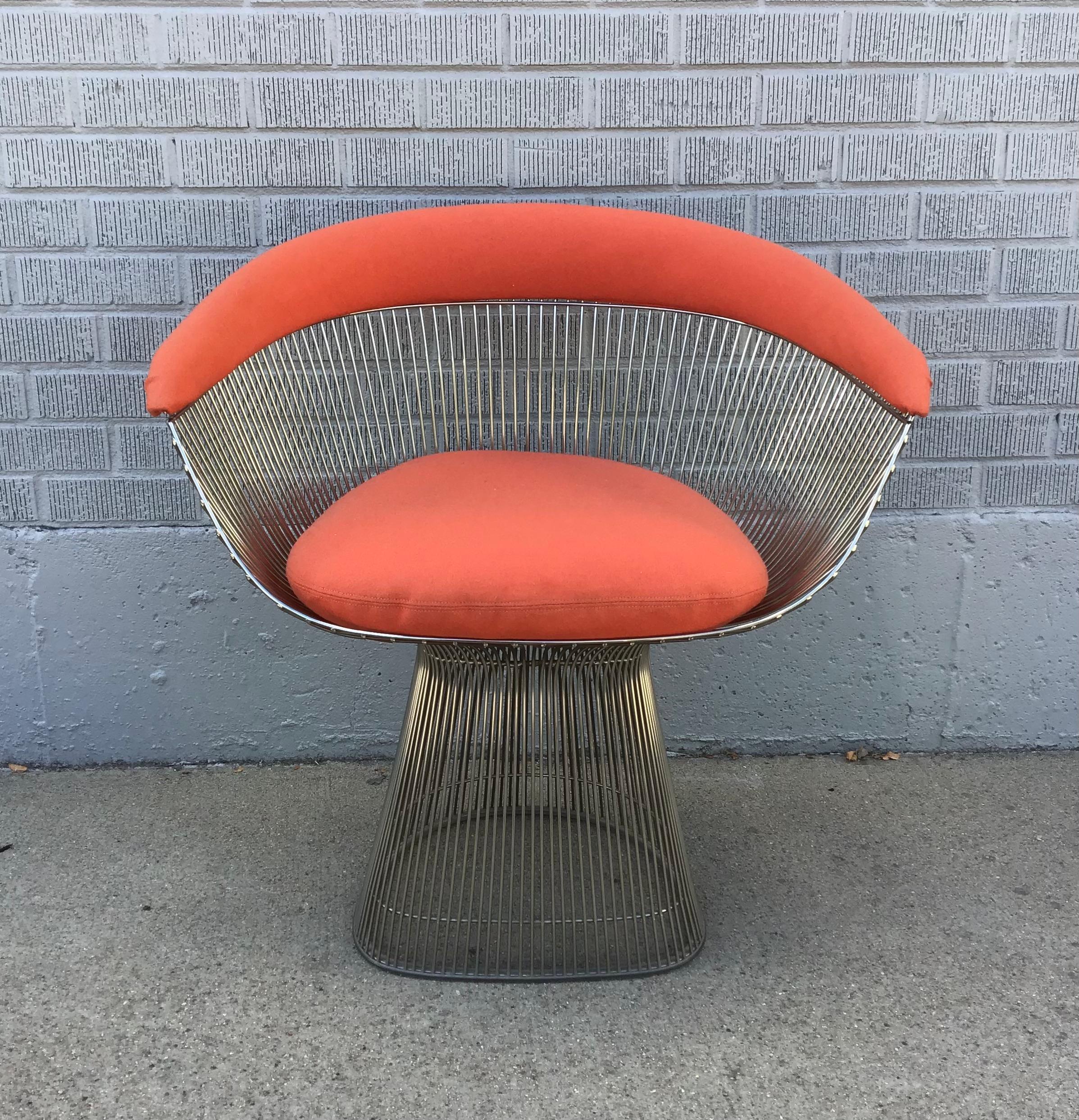 Poltrona/sedia da pranzo di Warren Platner per Knoll degli anni '70 circa.

Negli anni '60 Warren Platner trasformò il filo d'acciaio in una collezione di mobili scultorei, creando quella che oggi è considerata un'icona del design dell'era moderna.