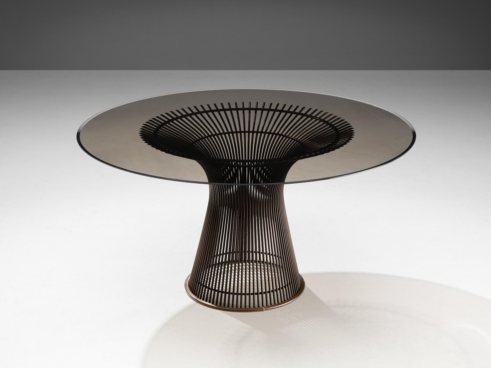 Warren Platner for Knoll, table, verre, acier, États-Unis, design ca. 1962  

Cette table centrale emblématique de Warren Steele (1919-2006) est créée en soudant des tiges d'acier incurvées à des cadres circulaires et semi-circulaires, servant à la