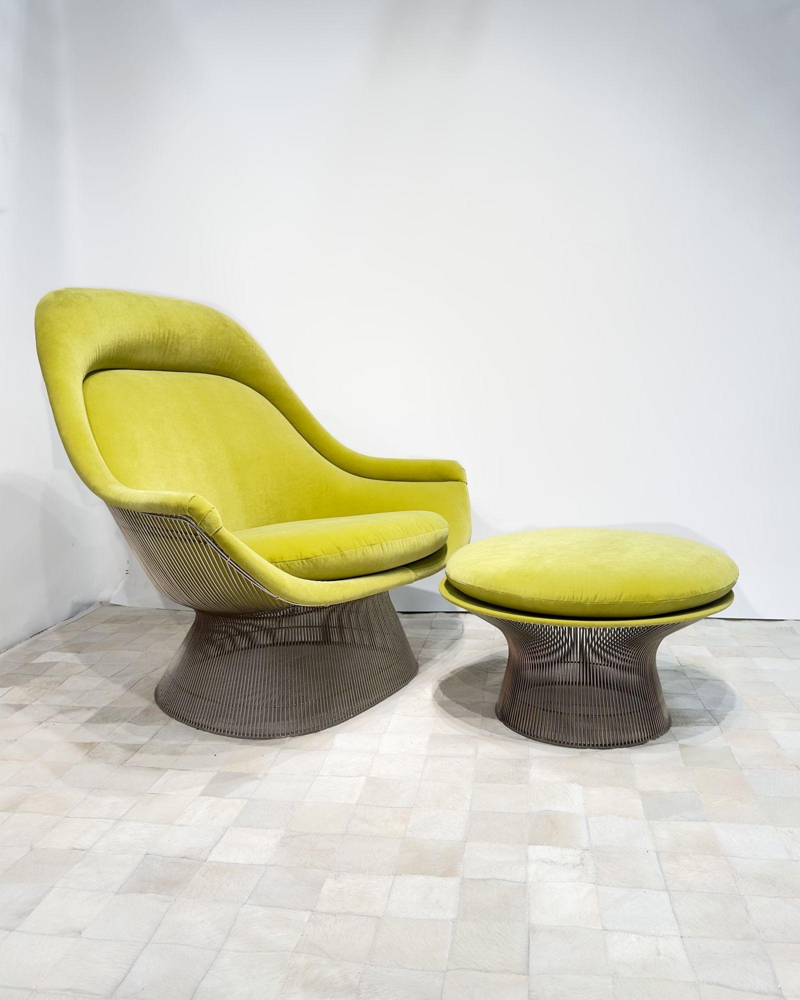 Frühe Produktion des Warren Platner Easy Chair für Knoll High back Lounge Chair w/Ottoman, Modell 1725. Neu gepolstert mit grünem Samt.
Maße: 39,5