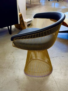 Warren Platner per Knoll Poltrona placcata oro con pelle nera Andes