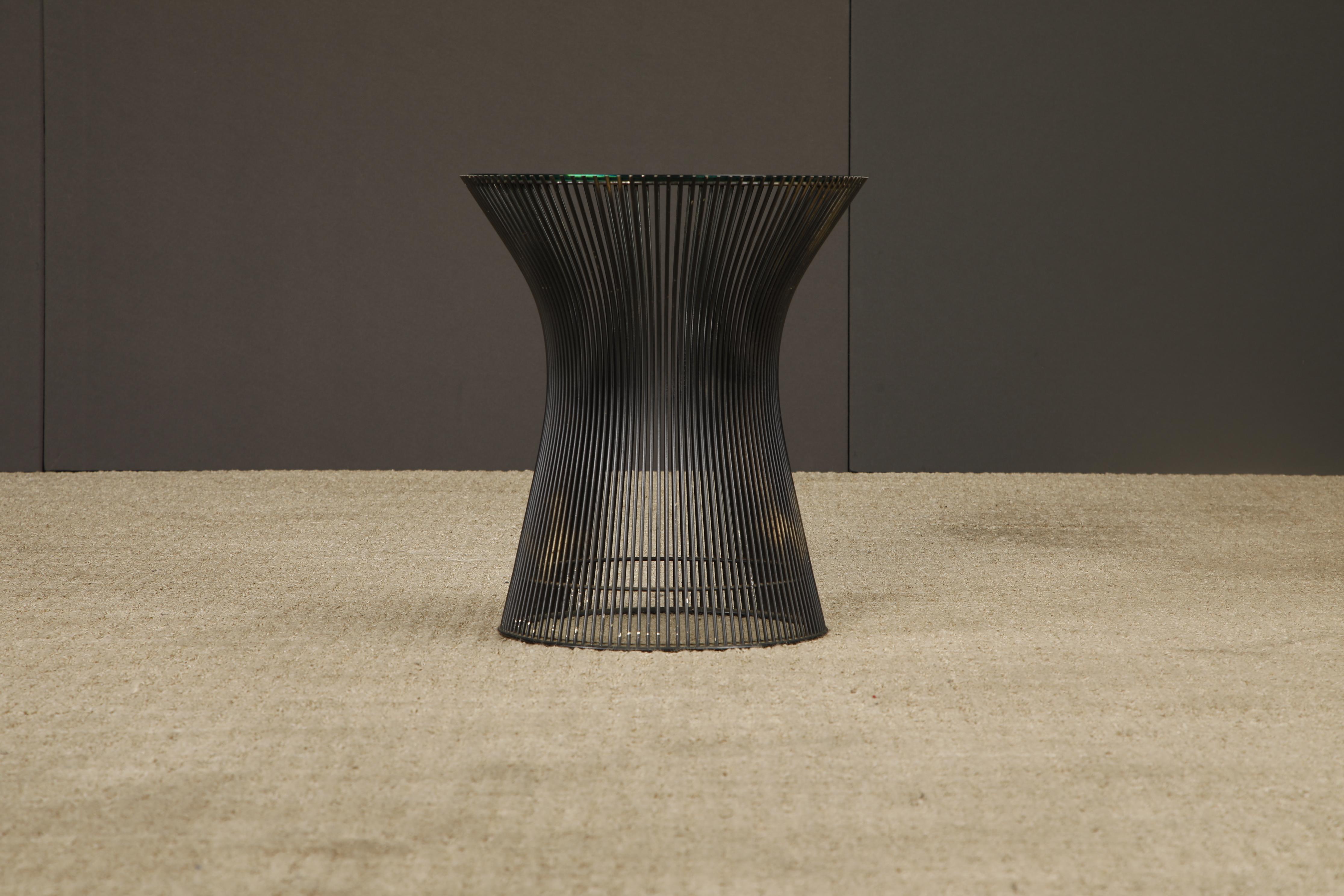 Ein schöner, originaler Beistelltisch aus Draht von Warren Platner für Knoll International, entworfen 1966 und dieses Exemplar in den 1970er bis 1980er Jahren. 

Dieser Tisch aus Warren Platners ikonischer Kollektion von Drahtgestellmöbeln gehört in