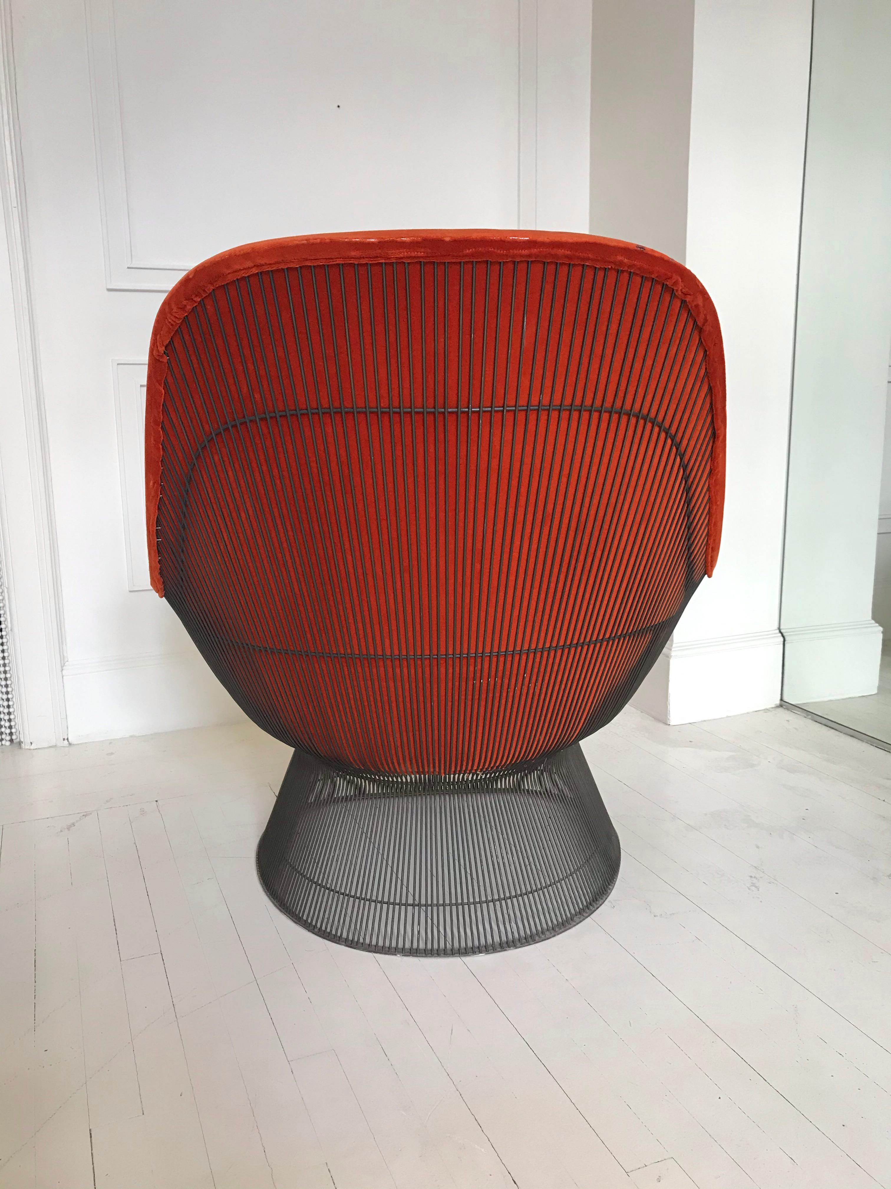 Sculptural and graceful iconic lounge chair model 1705 by Warren Platner designed in 1962 for Knoll International. Upholstered in luxurious rust velvet with anodized black wire frame base executed from steel rods.
 