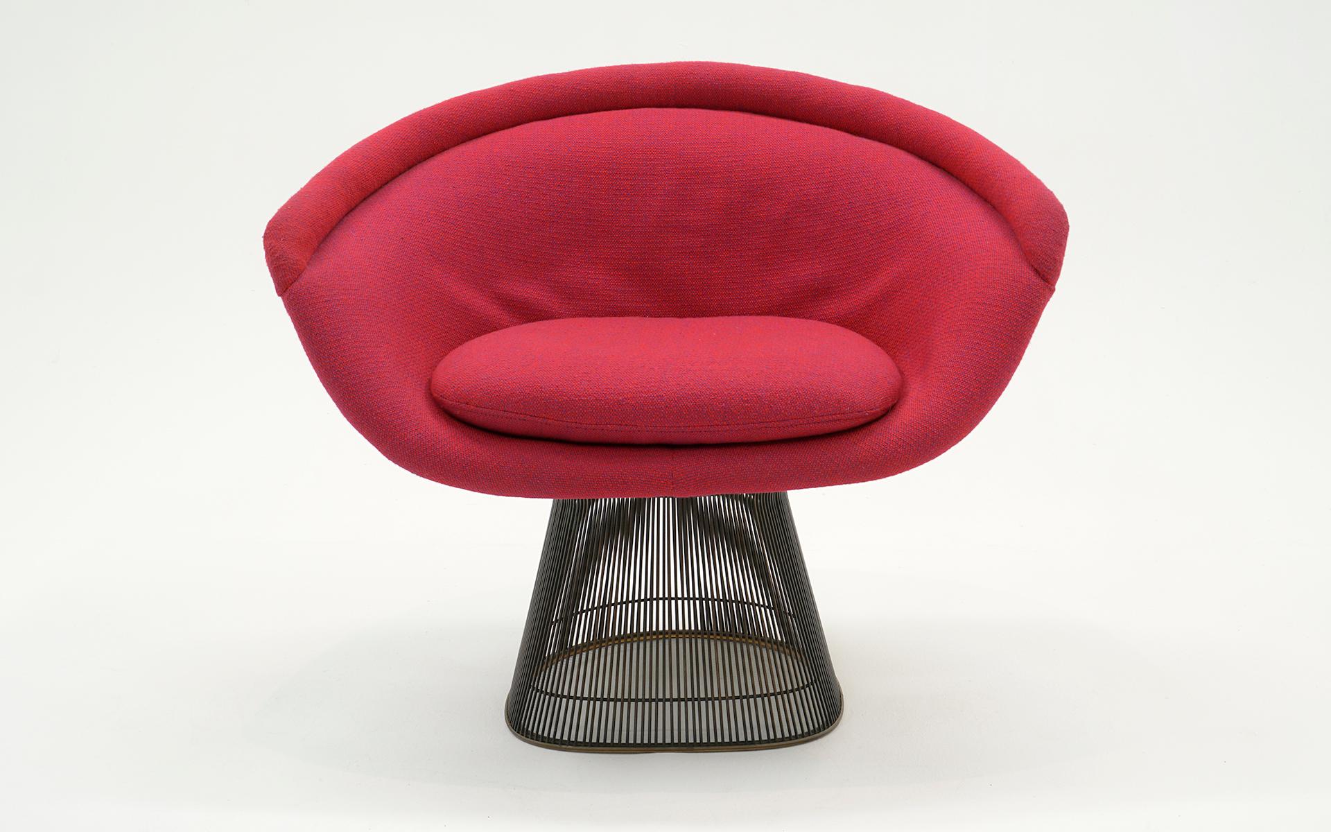 Warren Platner Lounge Chair in rotem Knoll-Stoff mit dem teureren Bronze-Gestell.  Der Rahmen ist in gutem Zustand ohne Rost.  Der Schaumstoff ist gut gepolstert, der Stoff auf der Innenseite der Rückenlehne weist jedoch lose Stellen auf, wie Sie