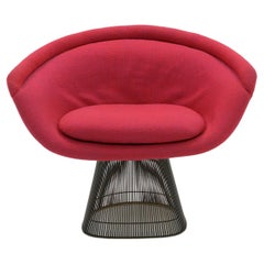 Chaise longue Warren Platner pour Knoll. Tissu rouge, finition du cadre en bronze