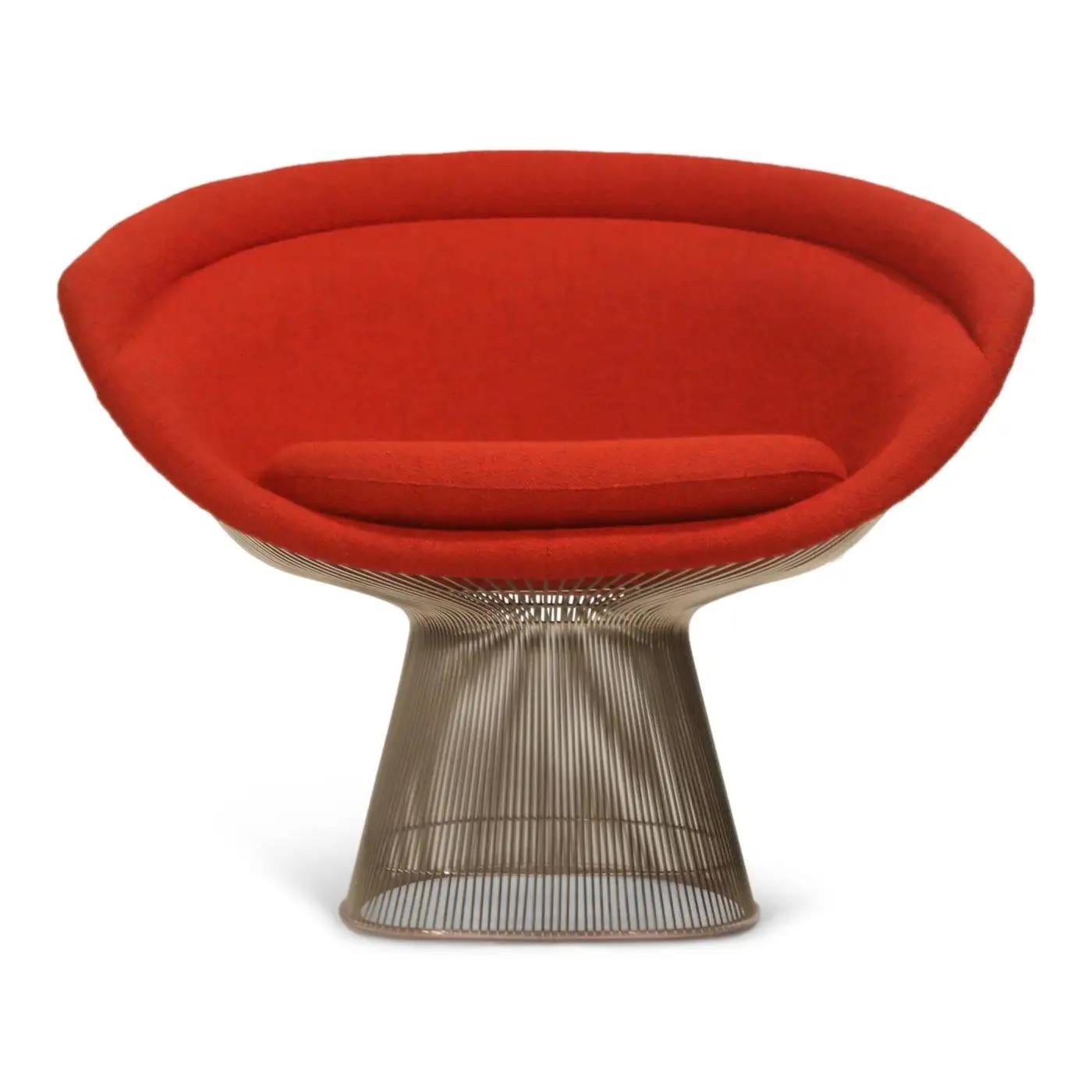 Dieses fast neuwertige Paar authentischer Warren Platner für Knoll Lounge Chairs (Modell 1715L) ist mit einem wunderschönen roten Wollboucle-Stoff von Knoll namens 