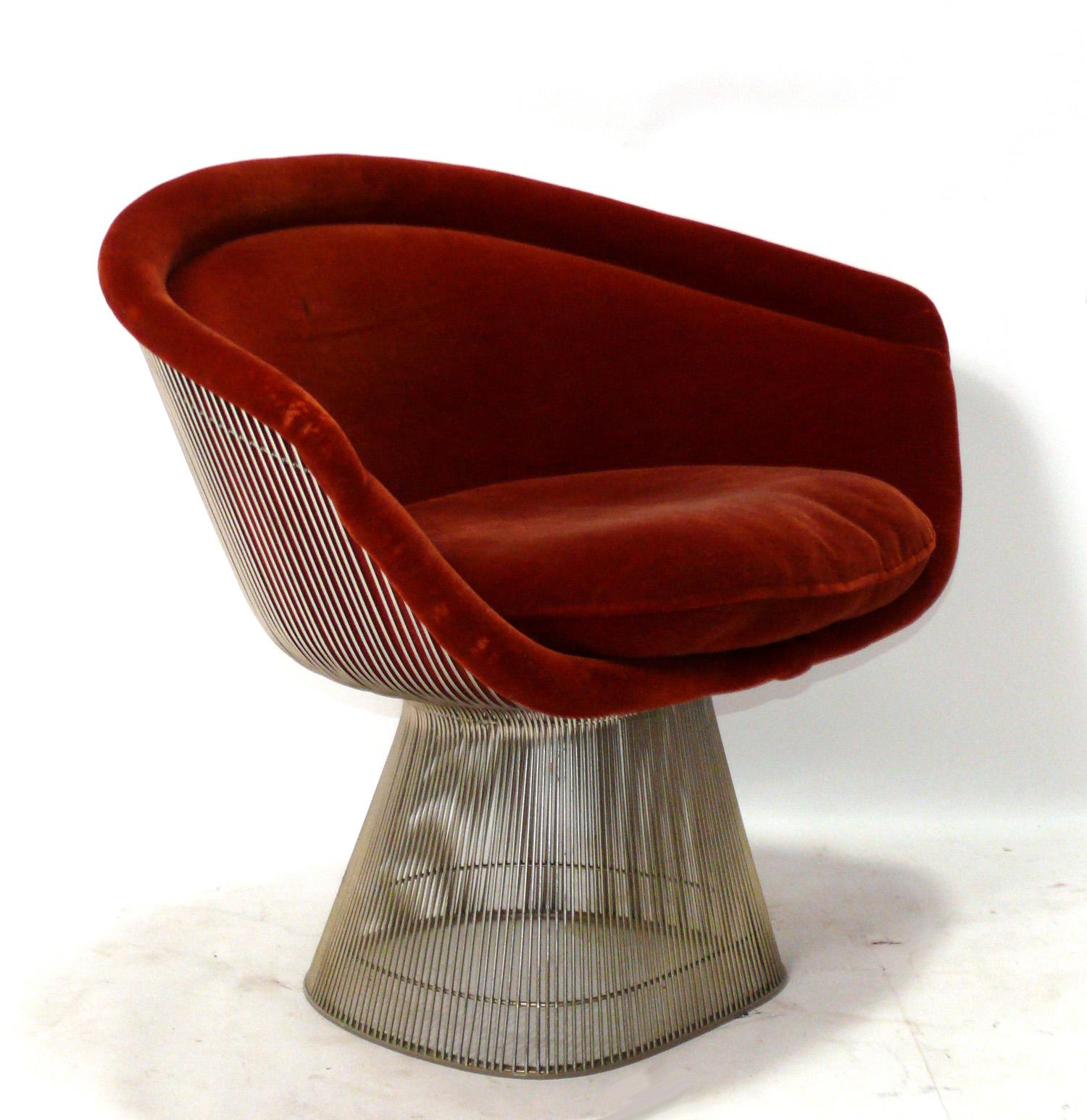 Skulpturaler, moderner Loungesessel in Nickeloptik, entworfen von Warren Platner für Knoll, ca. 1980er Jahre. Signiert mit Knoll Label. Dieser Stuhl wird gerade neu gepolstert und kann mit Ihrem Stoff ergänzt werden. Schicken Sie uns einfach 5 Meter