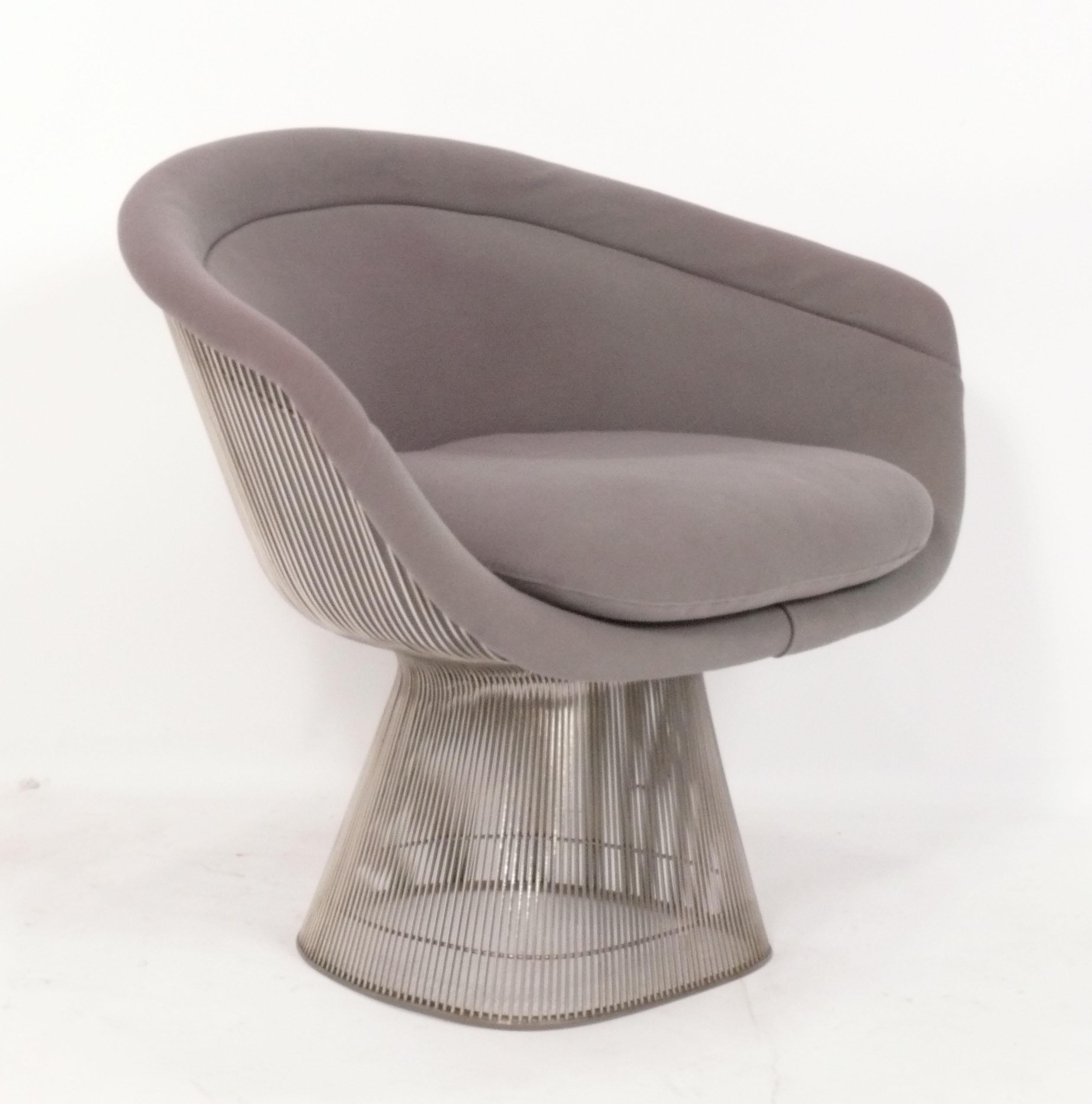 Skulpturaler moderner Loungesessel in Nickeloptik, entworfen von Warren Platner für Knoll, ca. 1970er Jahre. Dieser Stuhl wird gerade neu gepolstert und kann mit Ihrem Stoff ergänzt werden. Schicken Sie uns einfach 5 Meter Ihres Stoffes nach dem