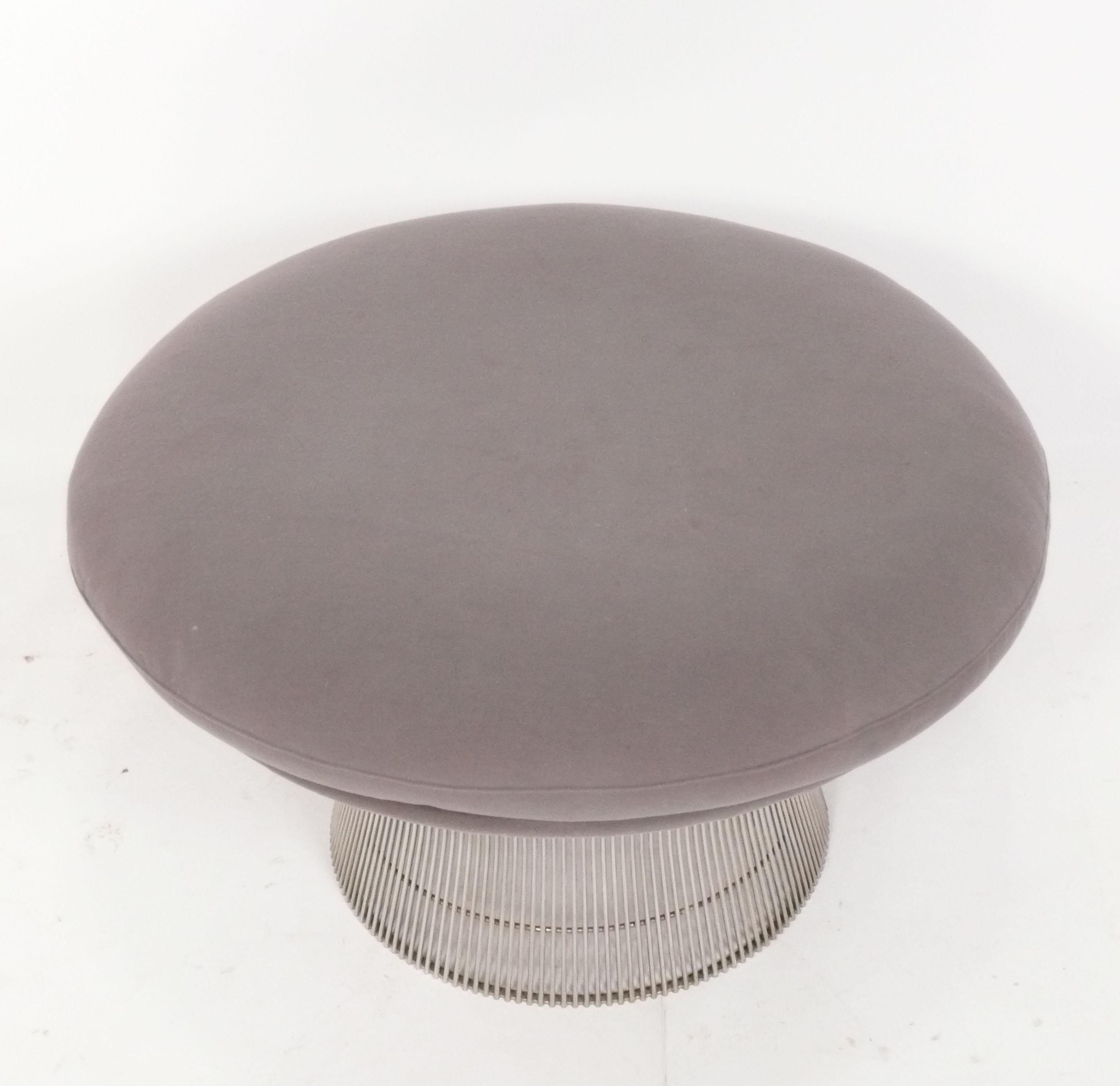 Skulpturaler Hocker oder Ottomane, entworfen von Warren Platner für Knoll, amerikanisch, ca. 1960er Jahre. Dieser Hocker wird gerade neu gepolstert und kann mit Ihrem Stoff ergänzt werden. Schicken Sie uns einfach 3 Meter Ihres Stoffes nach dem Kauf.