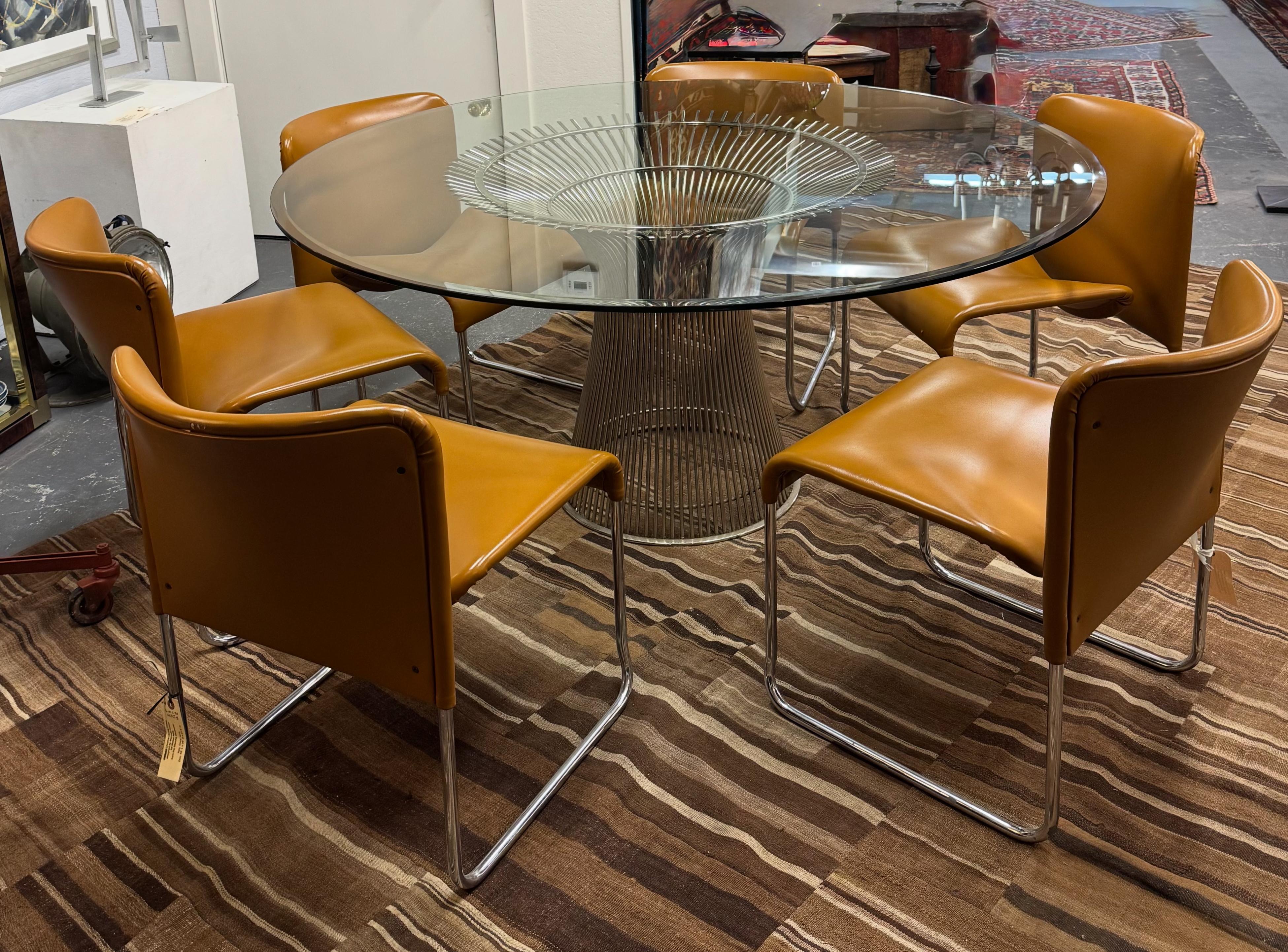 Base per tavolo da pranzo in nichel lucido Warren Platner di Knoll.

Include un piano in vetro temperato trasparente non originale da 60 pollici di larghezza - l'ultima foto mostra il tavolo effettivo con il piano in vetro.

Circa 1990-2000; non