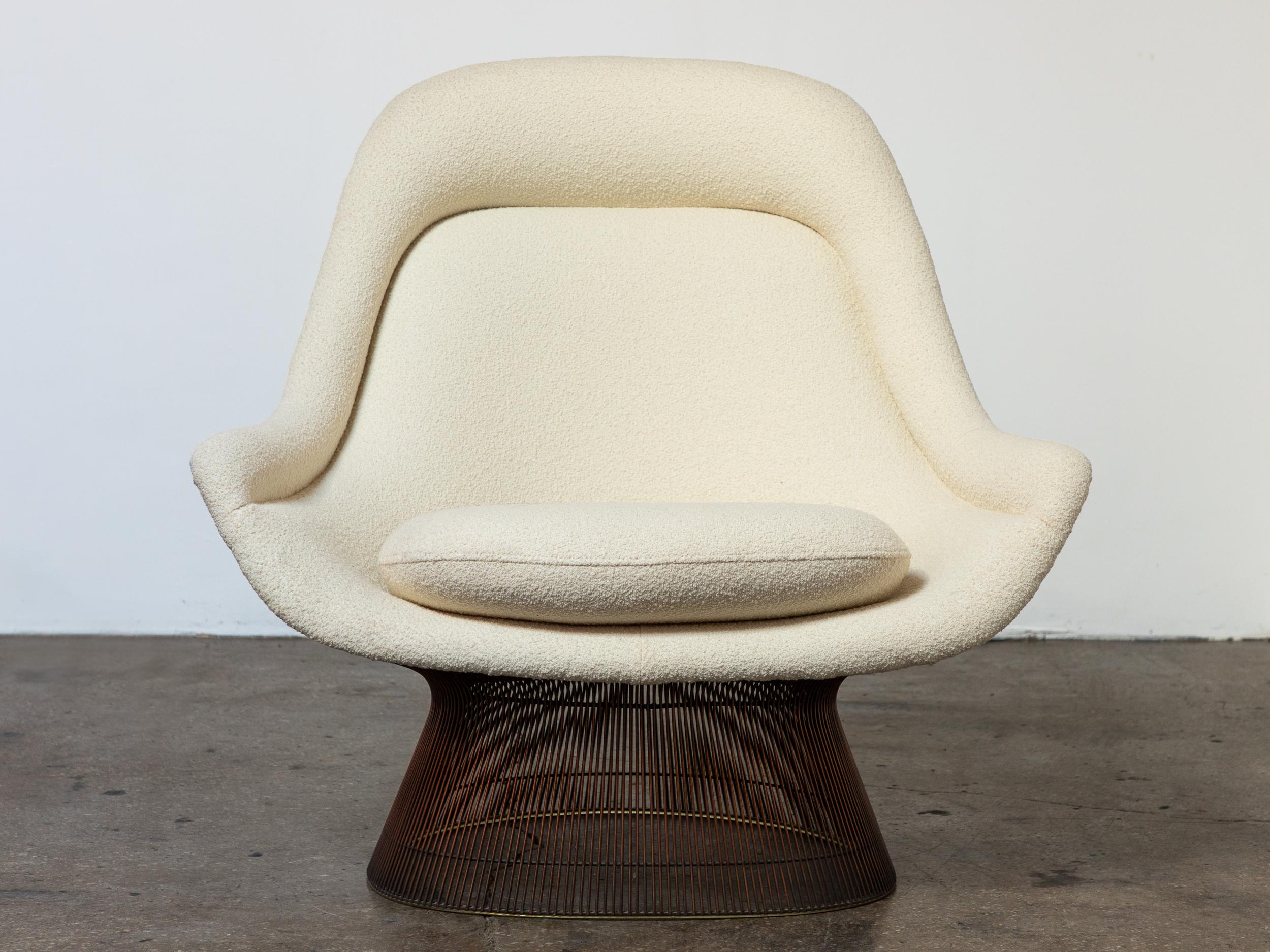 Luxueux fauteuil modèle 1705 en finition bronze, conçu par Warren Platner pour Knoll. Des tiges de fil d'acier sont pliées et soudées pour former une silhouette gracieuse et sculpturale. Chaise de salon aux dimensions généreuses, l'assise