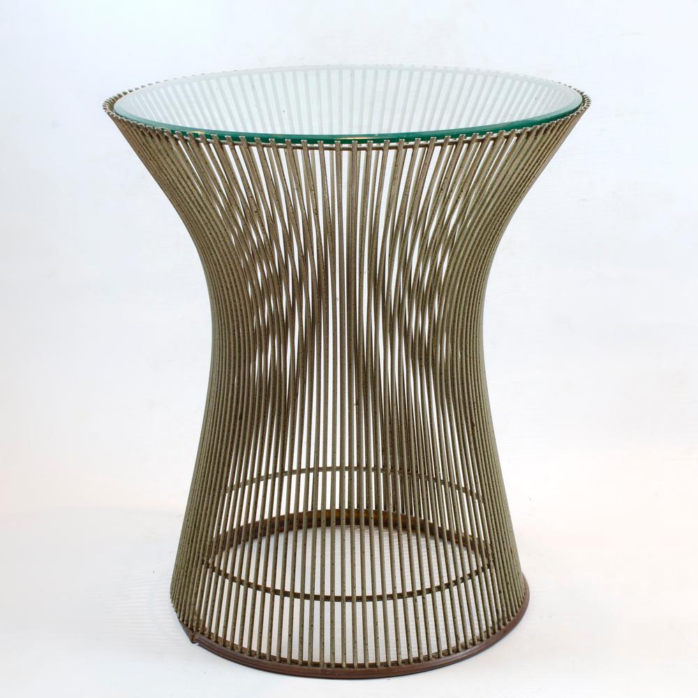 In the 1960s, Warren Platner transformed steel wire into a collection of sculptural furniture, creating a design icon for the modern era. The uniqueness of the furniture and its harmonious shapes are the product of welding curved steel rods,