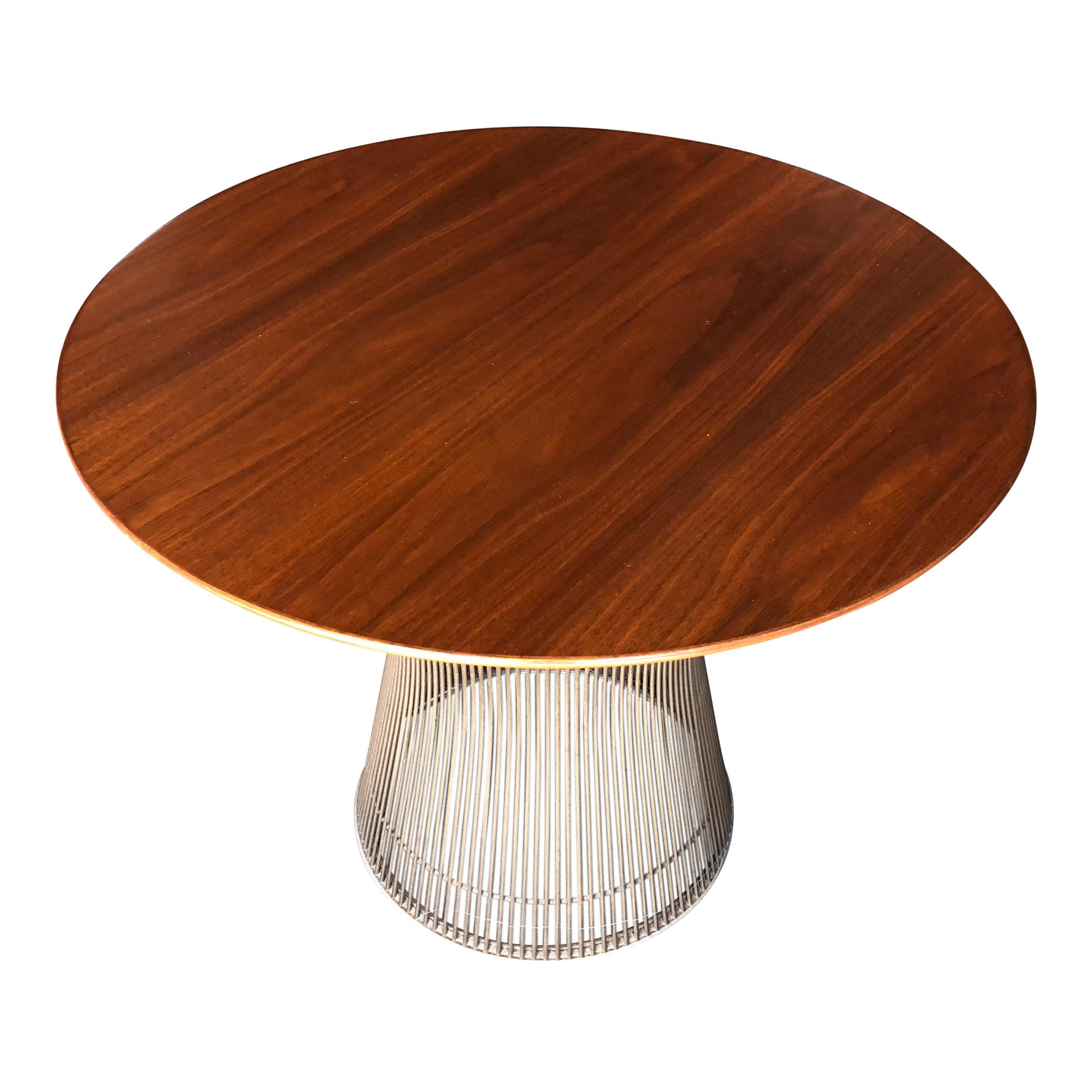 For your consideration is an icon of Mid-Century Modern design, the Warren Platner for Knoll side table with a walnut top.

Platner revolutionized design with his playful wire series, at once both structure and sculpture.

This particular
