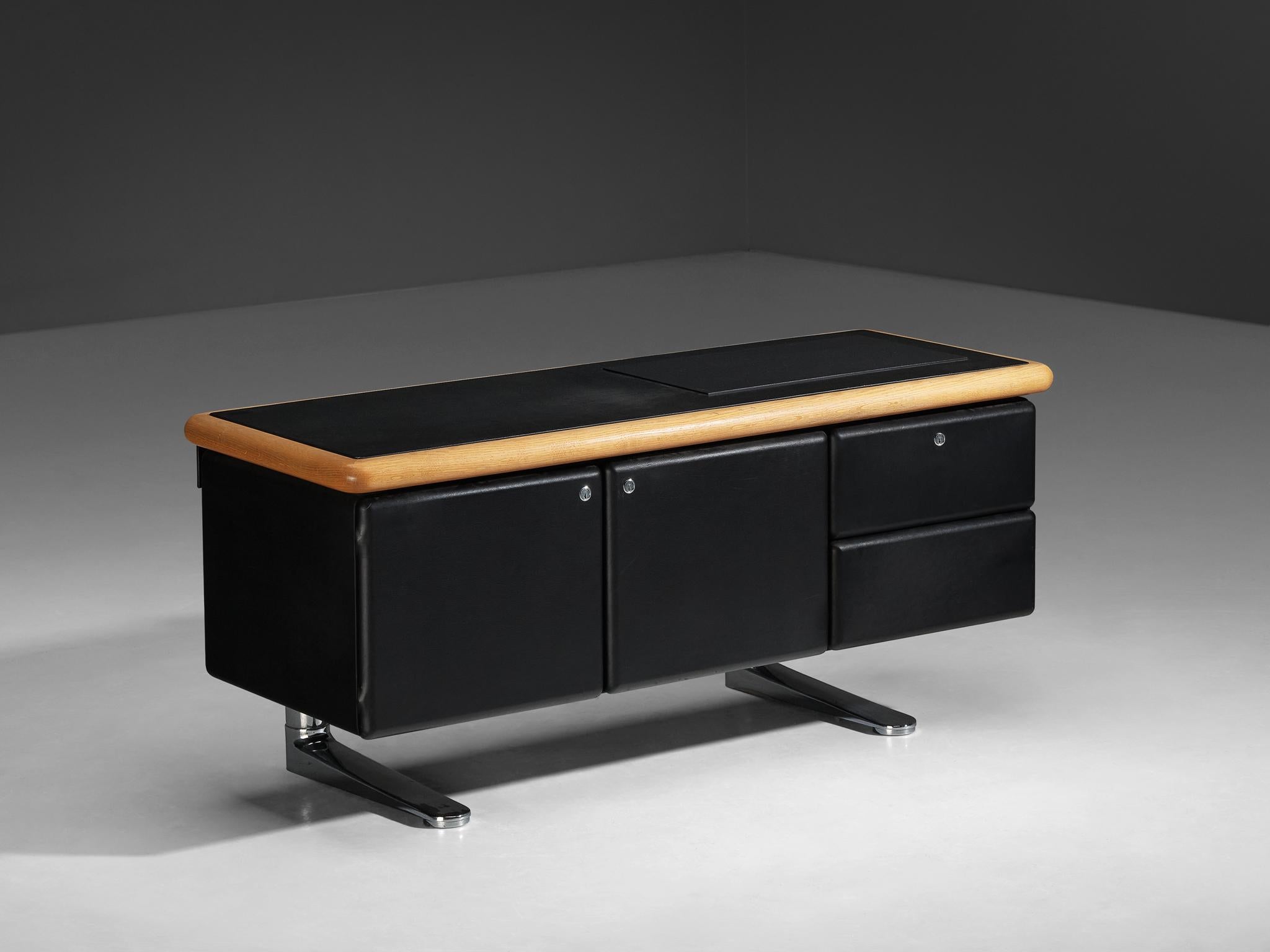 Warren Platner per Knoll, credenza, metallo, oak, pelle, Stati Uniti, design 1973.

Questa robusta credenza è un segno distintivo del design modernista americano, realizzata dallo stimato Warren Platner. Parte di una collezione executive pensata per