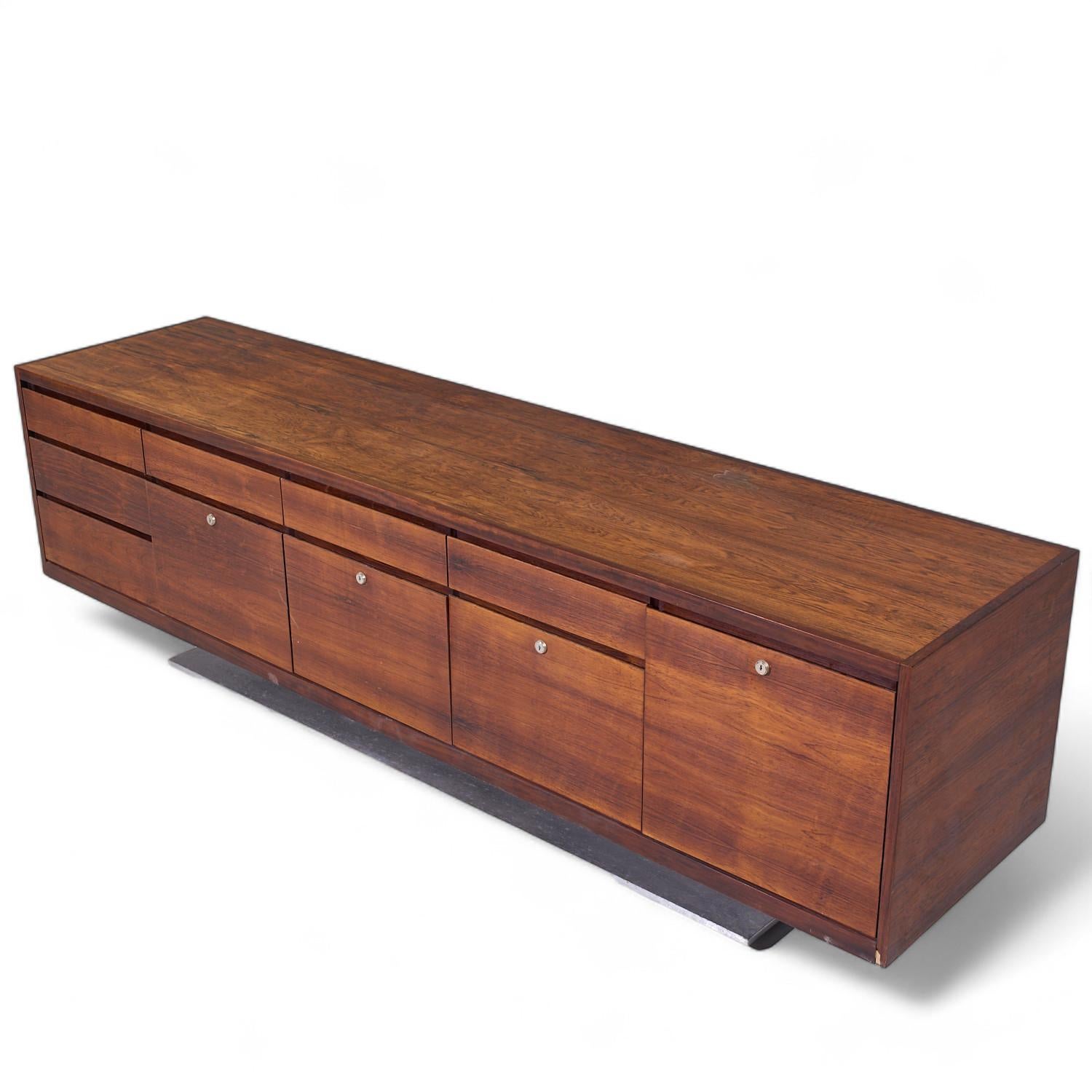 Warren Platner for Lehigh Leopold Mid Century Rosewood, Stainless Steel Credenza For Sale 3