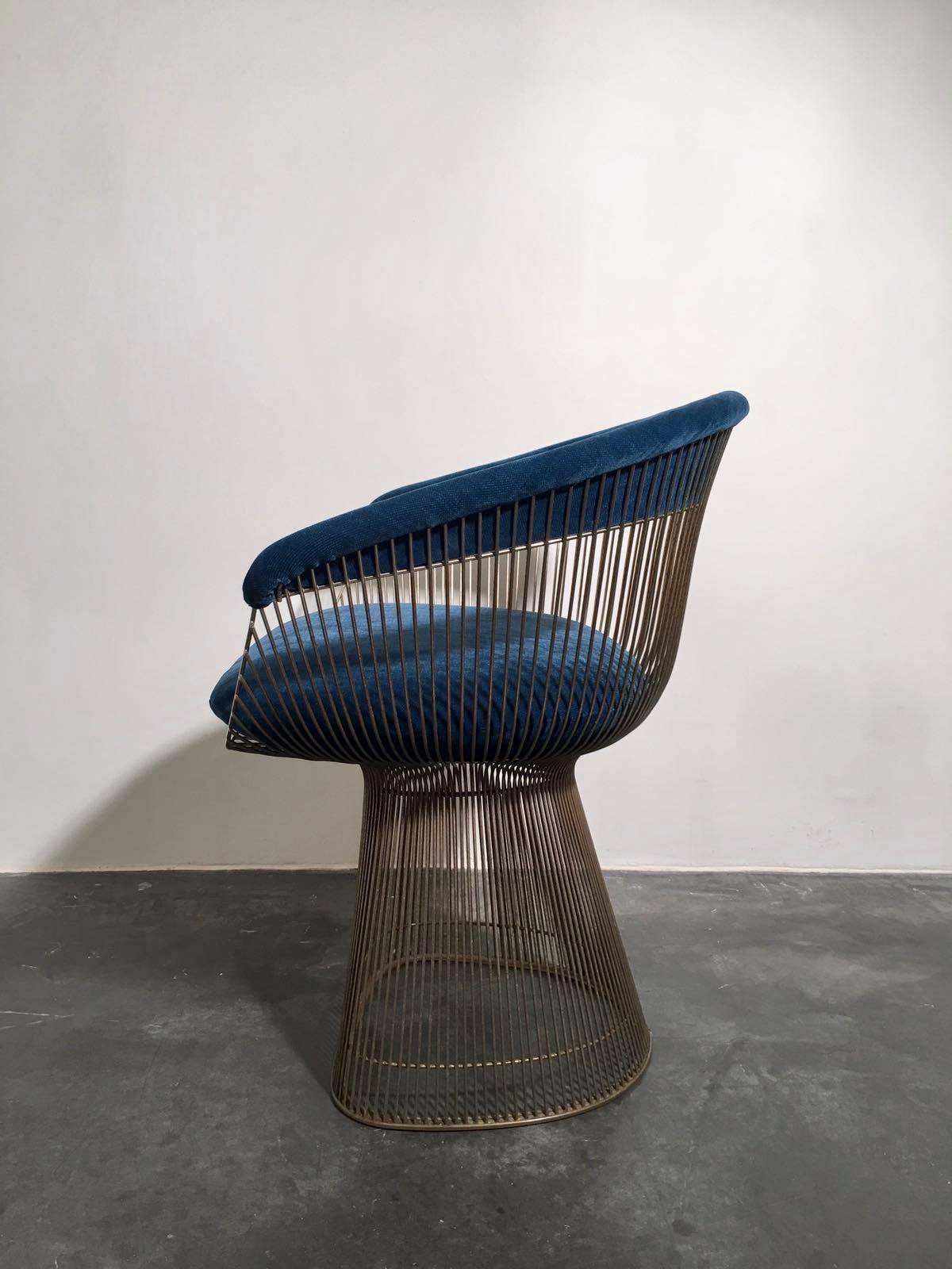 A very nice set of one armchair and two stools executed in nickel-plated steel by Warren Platner from the Platner collection for Knoll, 1970s.
New upholstered in a blue velvet, in excellent condition.
Measurements of the stools:
diameter 45cm x