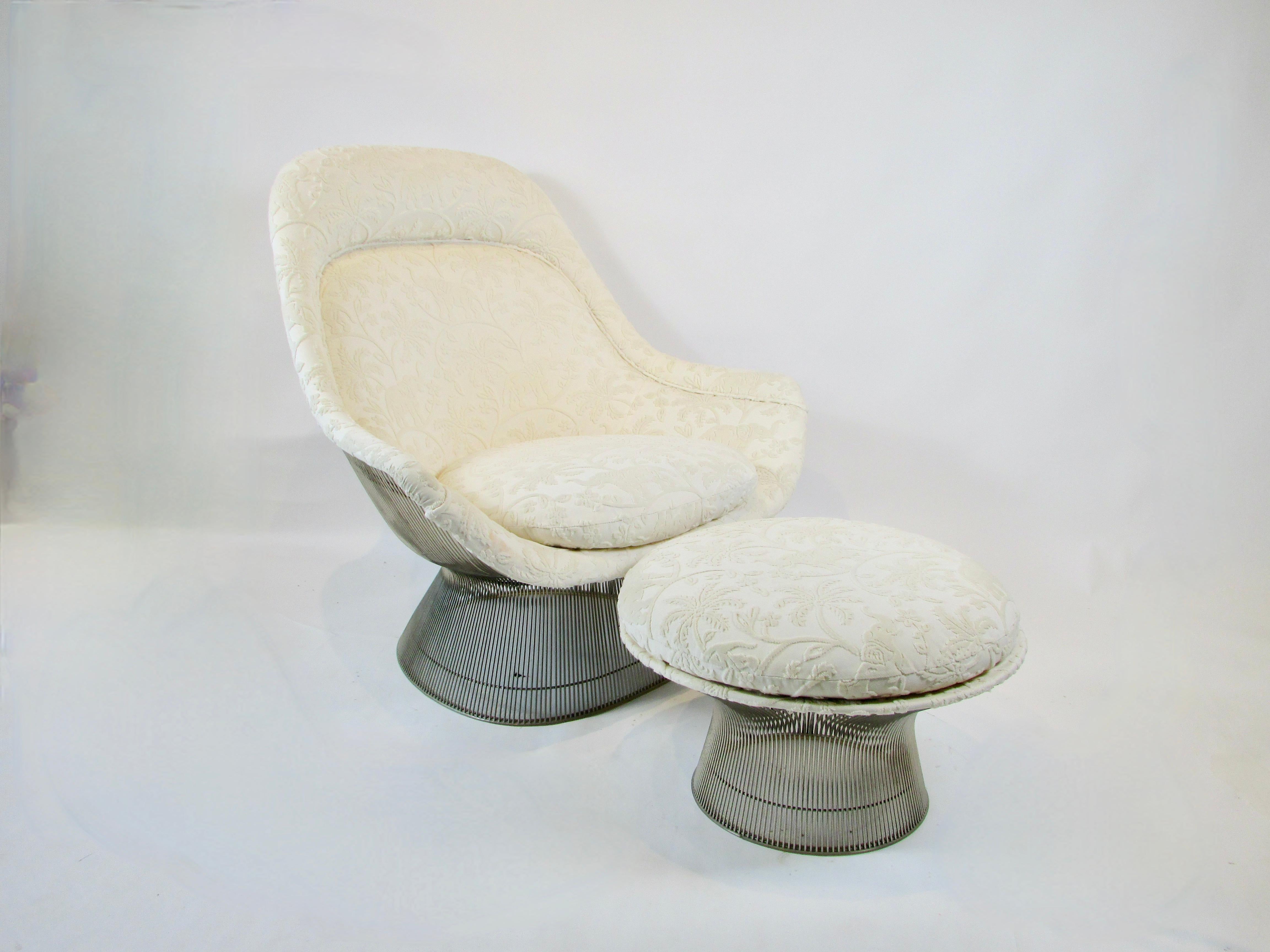 Grande chaise longue conçue par Warren Platner  avec ottoman pour Knoll . Le cadre en nickel supporte l'insert rembourré. La chaise a été recouverte d'un textile exotique safari sculpté. La mousse est douce et souple. La chaise et l'ottoman ont