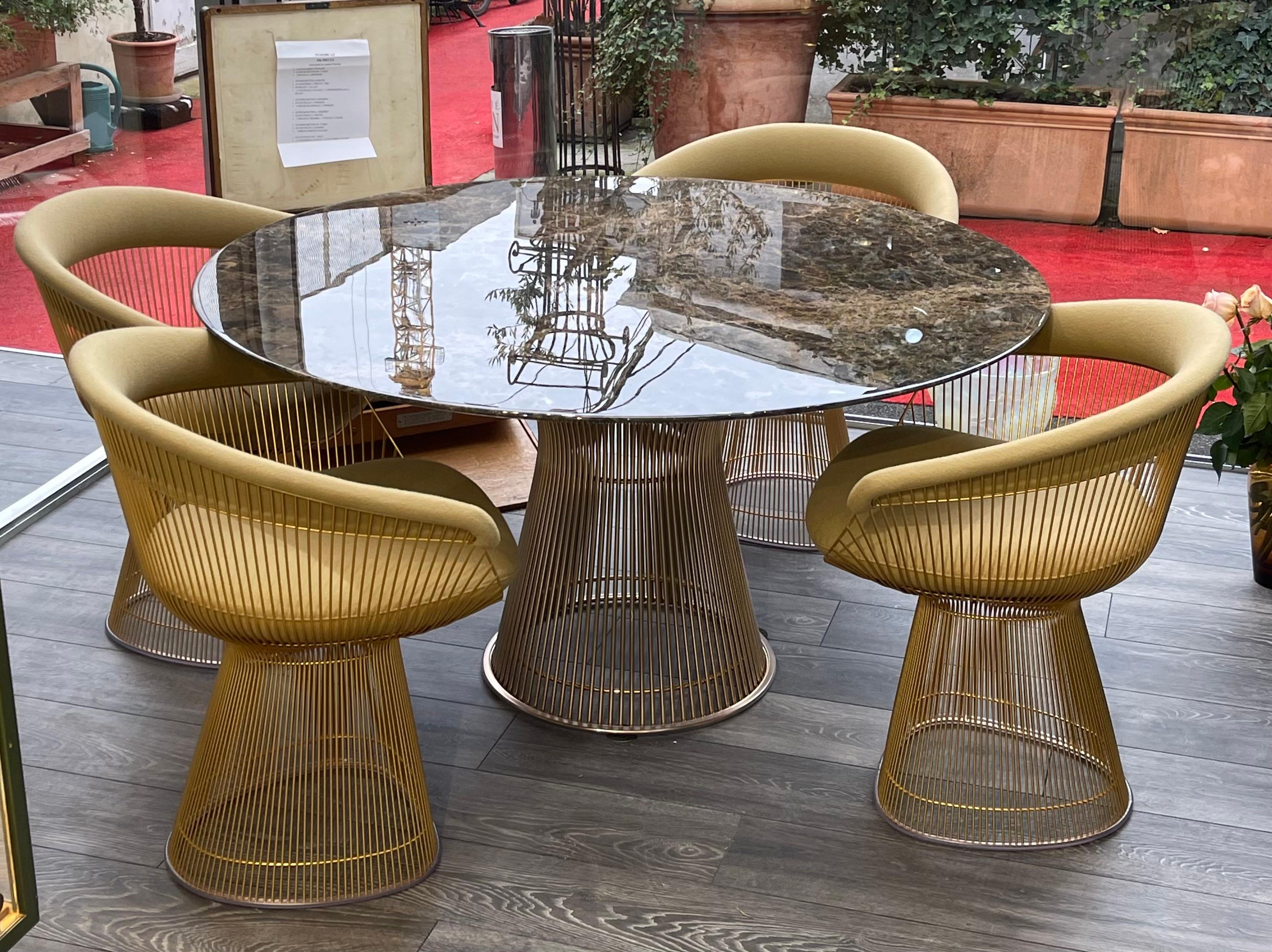 Set comprising 
Table 137 cm marble brown EMPERADOR metallic bronze feet 
Originally designed by Warren Platner in 1966, the iconic Platner Side Chair in metallic bronze and kwadra fabric f upholstery has been crafted by Knoll since it was