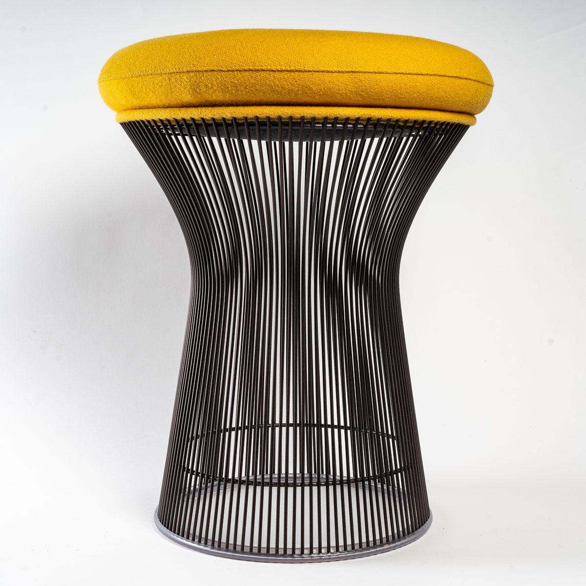 Authentic stool, designed by Warren Platner in 1966.
Recent Knoll edition in yellow Kvadrat Tonus fabrics and bronze metal structure.
Knoll ''K'' fabrics under the seat.

New condition.

H. 54.5cm x D. 44cm

Model still available on order