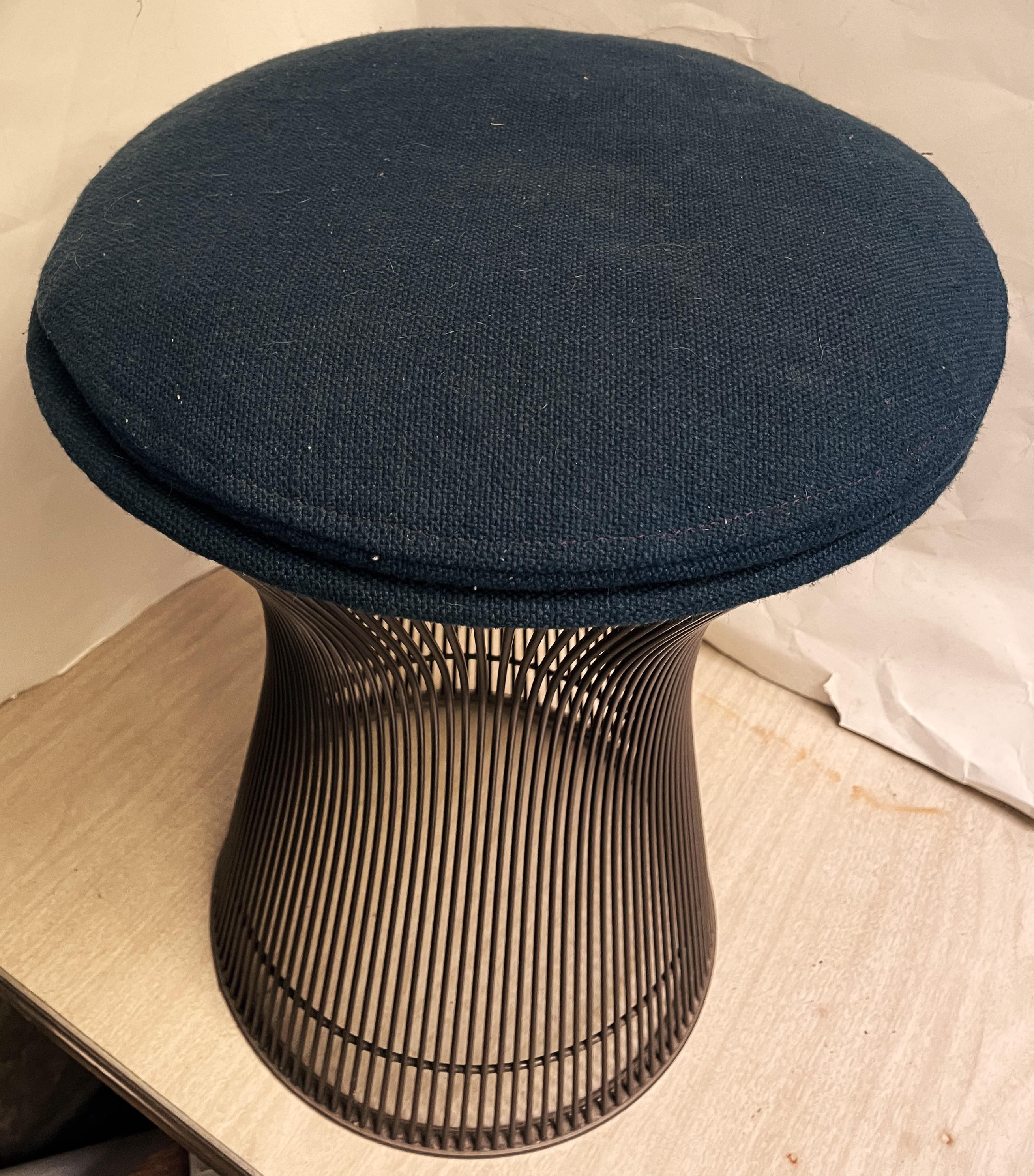 Se trata de un fabuloso taburete moderno original de mediados de siglo, diseñado por Warren Platner para Knoll International, Inc. Las varillas de alambre, sencillas y elegantes, crean un dibujo seductor, y la tela azul original es muy acertada.  La