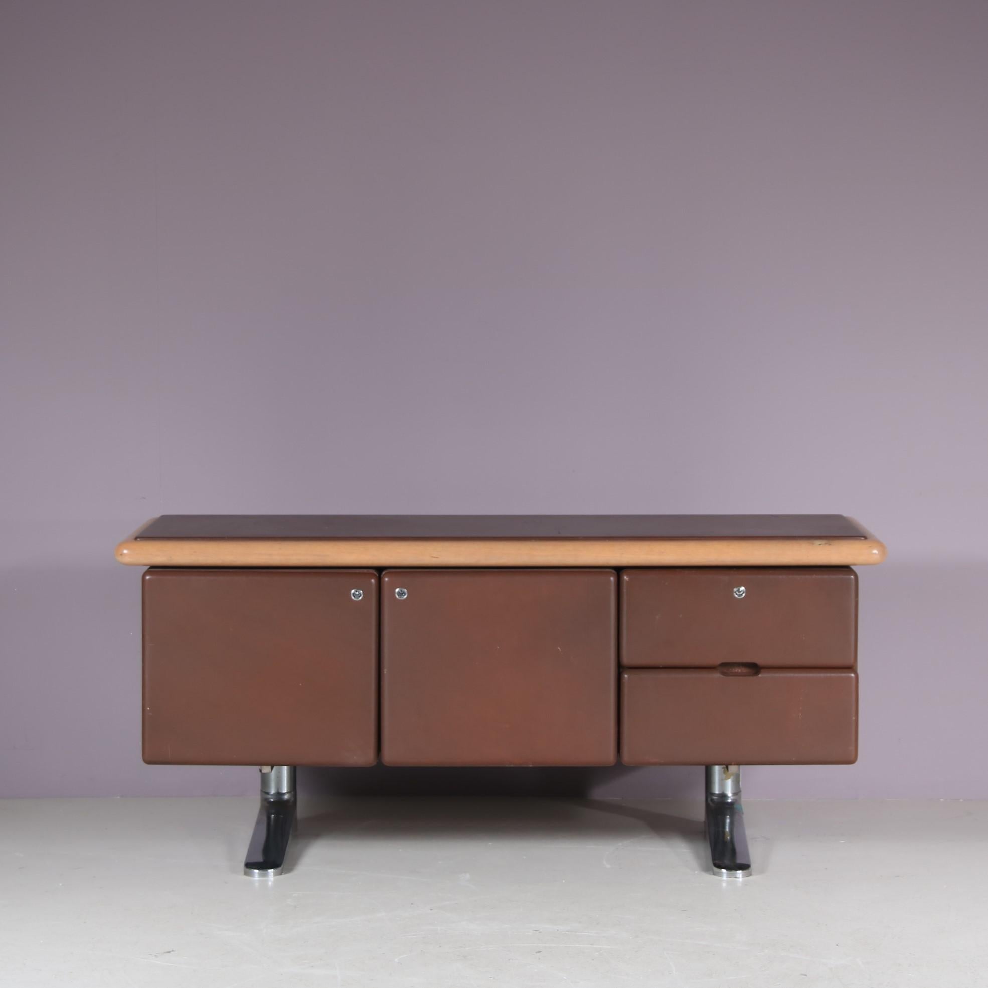 Ein auffälliges Sideboard, entworfen von Warren Platner und hergestellt von Knoll International in den USA um 1970.

Gepolstert mit hochwertigem braunem Leder auf einem verchromten Metallsockel und einer Holzkante an der Platte und den Schubladen.