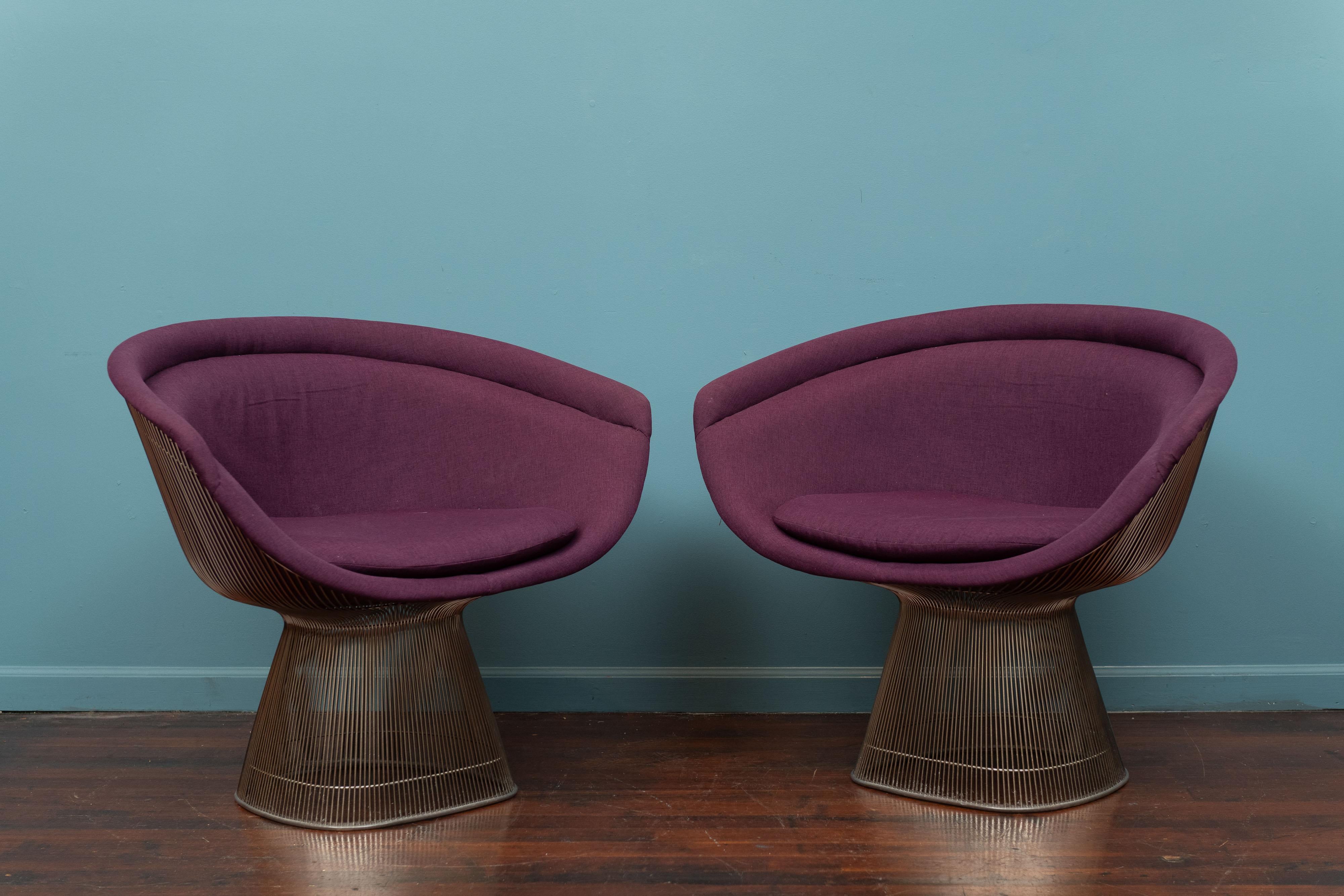 Pareja de tumbonas tapizadas en cromo, diseño de Warren Platner. Materiales y construcción de alta calidad, como es típico en todos los productos Knoll. Sillas elegantes y sofisticadas, un icono del diseño moderno de mediados de siglo. En un estado