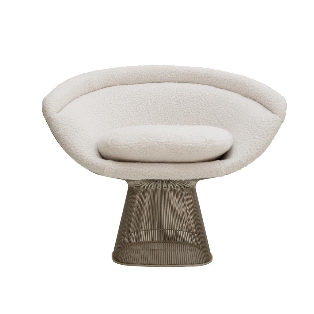 Chair designed by Warren Platner for Knoll, composed of a steel structure with welded rods creating curved shapes and upholstered with bouclé white wool.

 Warren Platner studied at Cornell University, graduating in 1941 with a degree in