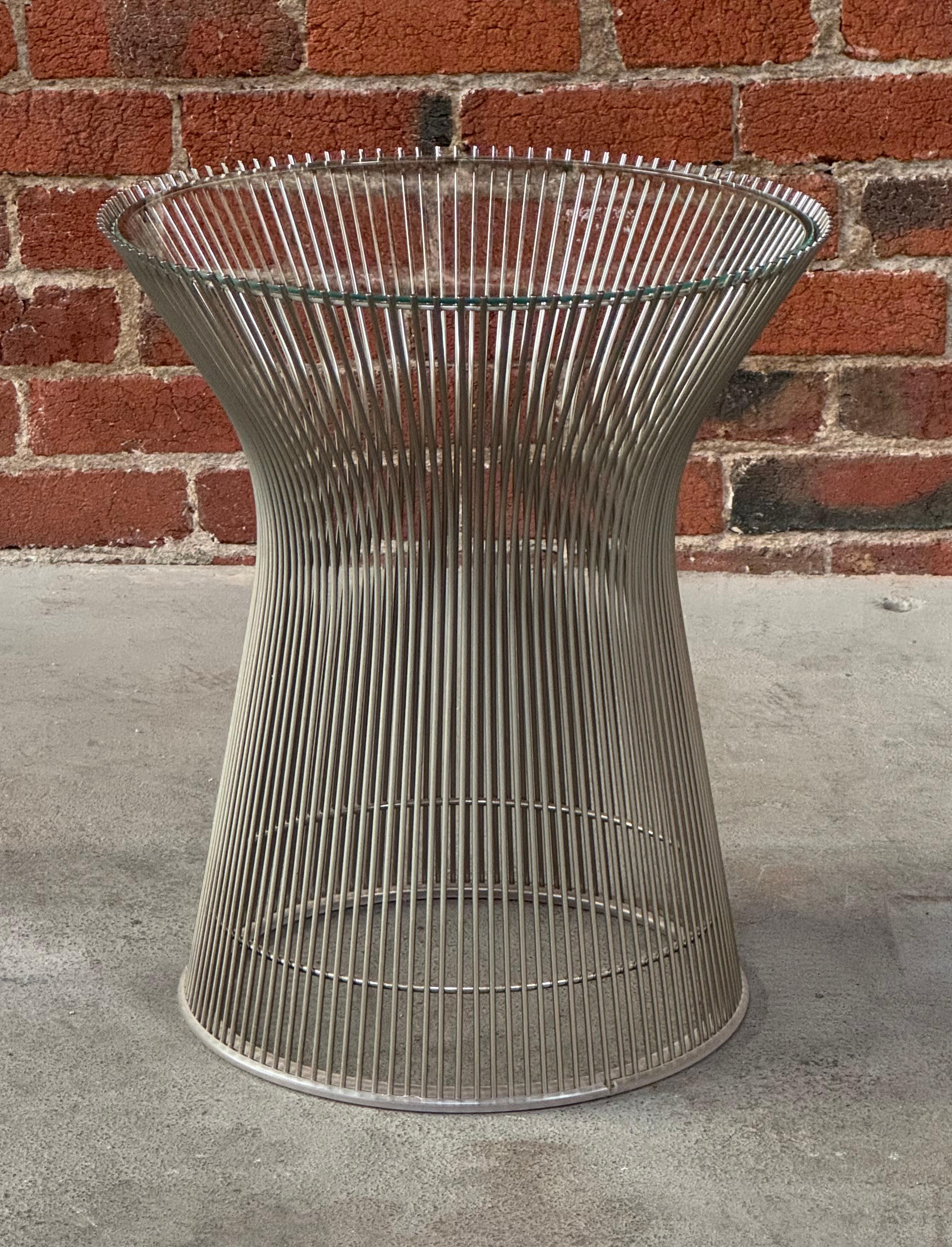 Table d'appoint à tige nickelée des années 1980 avec  Le plateau en verre a été conçu par l'architecte Warren Platner pour Knoll. Ces modèles ont été fabriqués à la main en Italie par Marticola pour Knoll International. Constitué d'un ensemble de