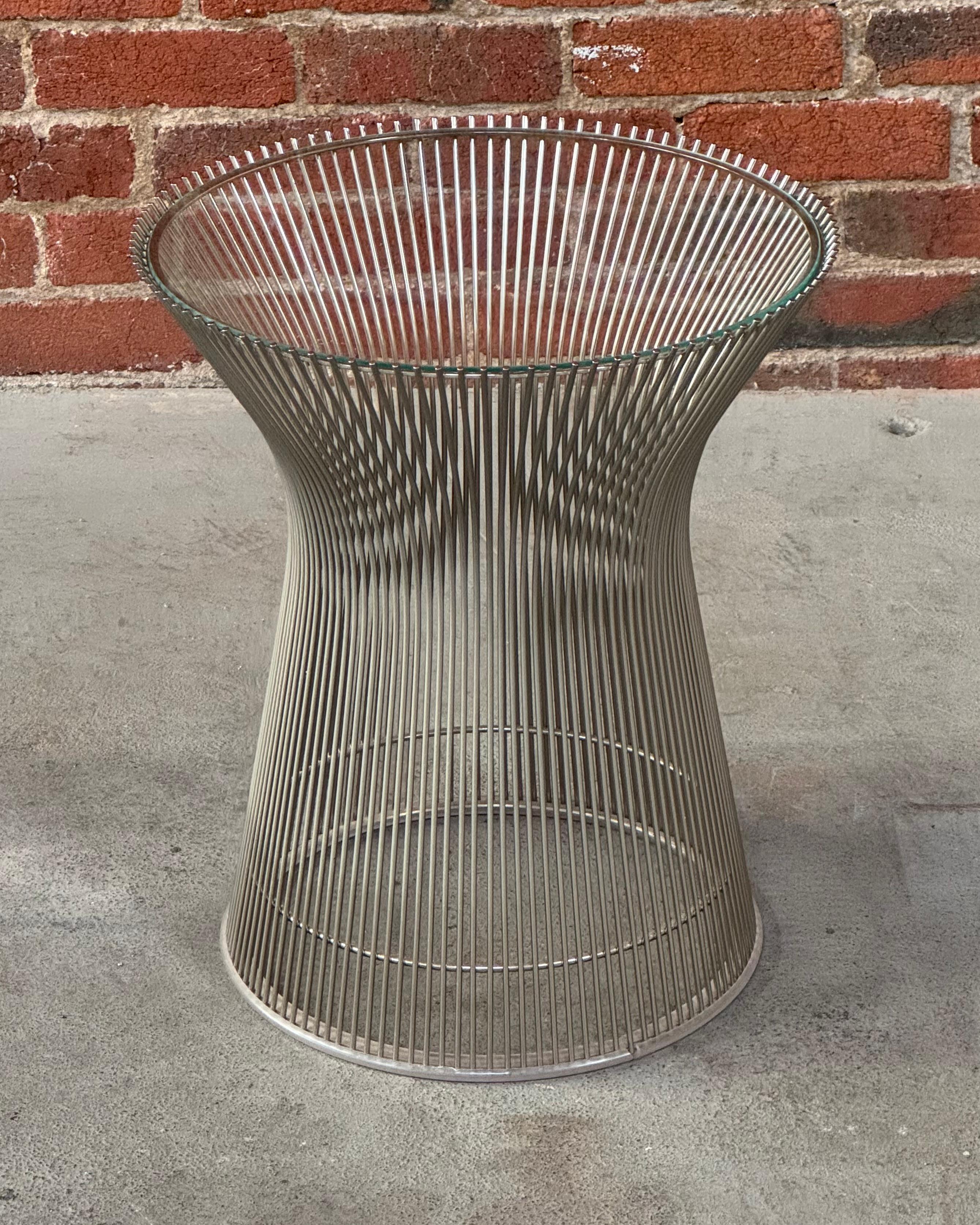 Postmoderne Table d'appoint en nickel et verre Warren Platner Circa 1980 en vente