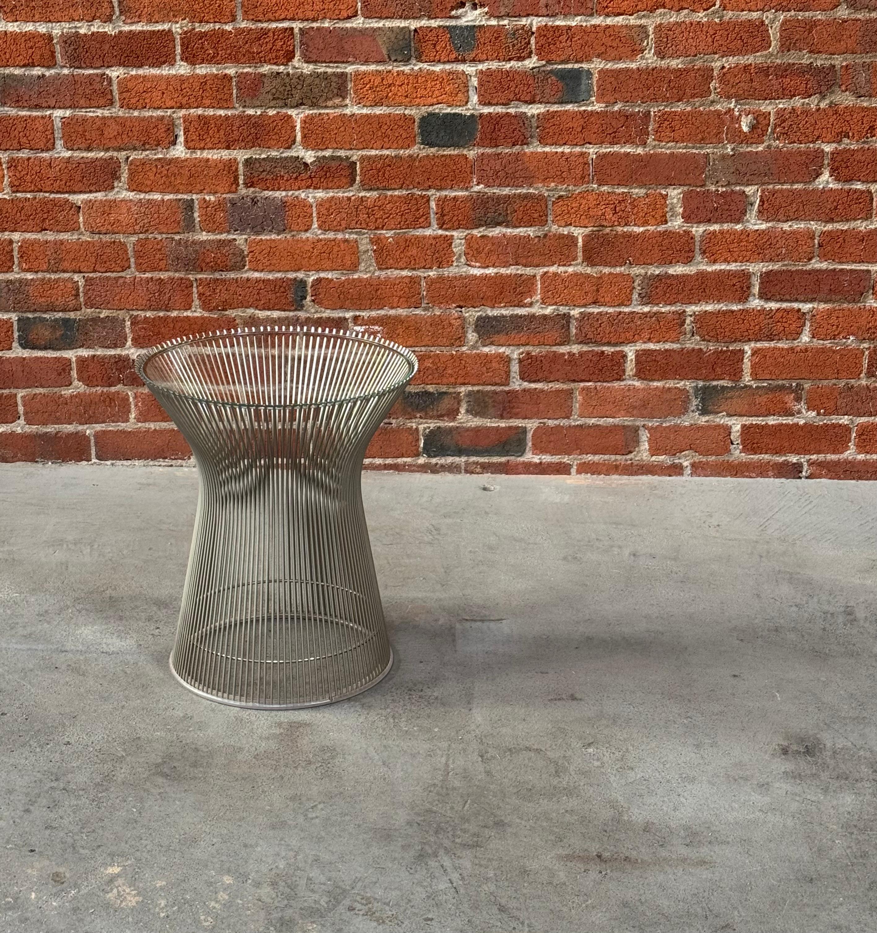 Fin du 20e siècle Table d'appoint en nickel et verre Warren Platner Circa 1980 en vente