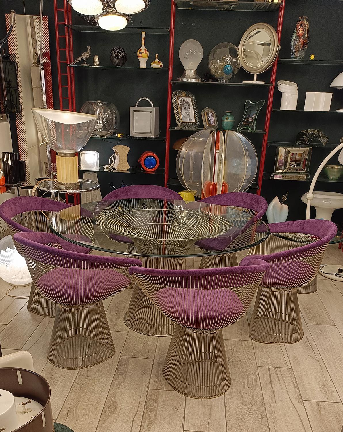 Un ensemble magnifique et emblématique  de six chaises et d'une table ronde en nickel poli avec dossiers et coussins d'assise violets conçus par Warren Platner pour la firme Knoll International, 1960.Conçue par l'architecte et designer américain