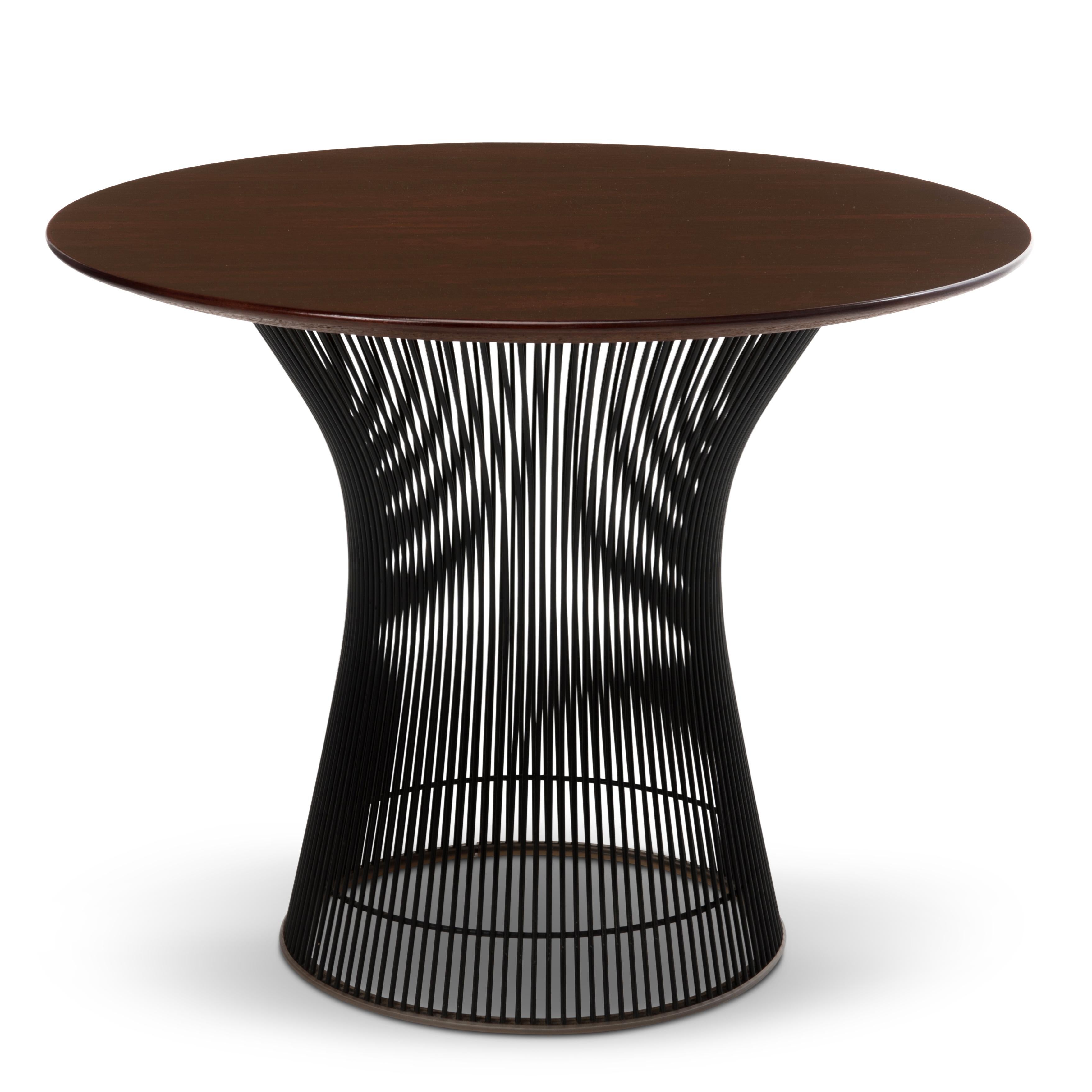 Merveilleuse table d'appoint en bois de rose et base noire des années 1970, conçue par Warren Platner pour Knoll Associates, provenant de la succession d'un employé de Knoll à East Greenville, PA. 

La dernière photographie montre cette table à