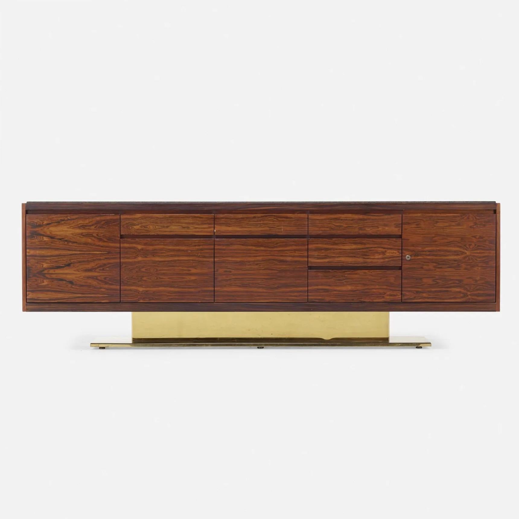 Esta pieza excepcionalmente rara y muy buscada por los coleccionistas es una Credenza Ejecutiva Warren Platner diseñada para Lehigh Leopold hacia 1970, y presenta un armazón superior flotante de palisandro con una encimera de granito y una base de