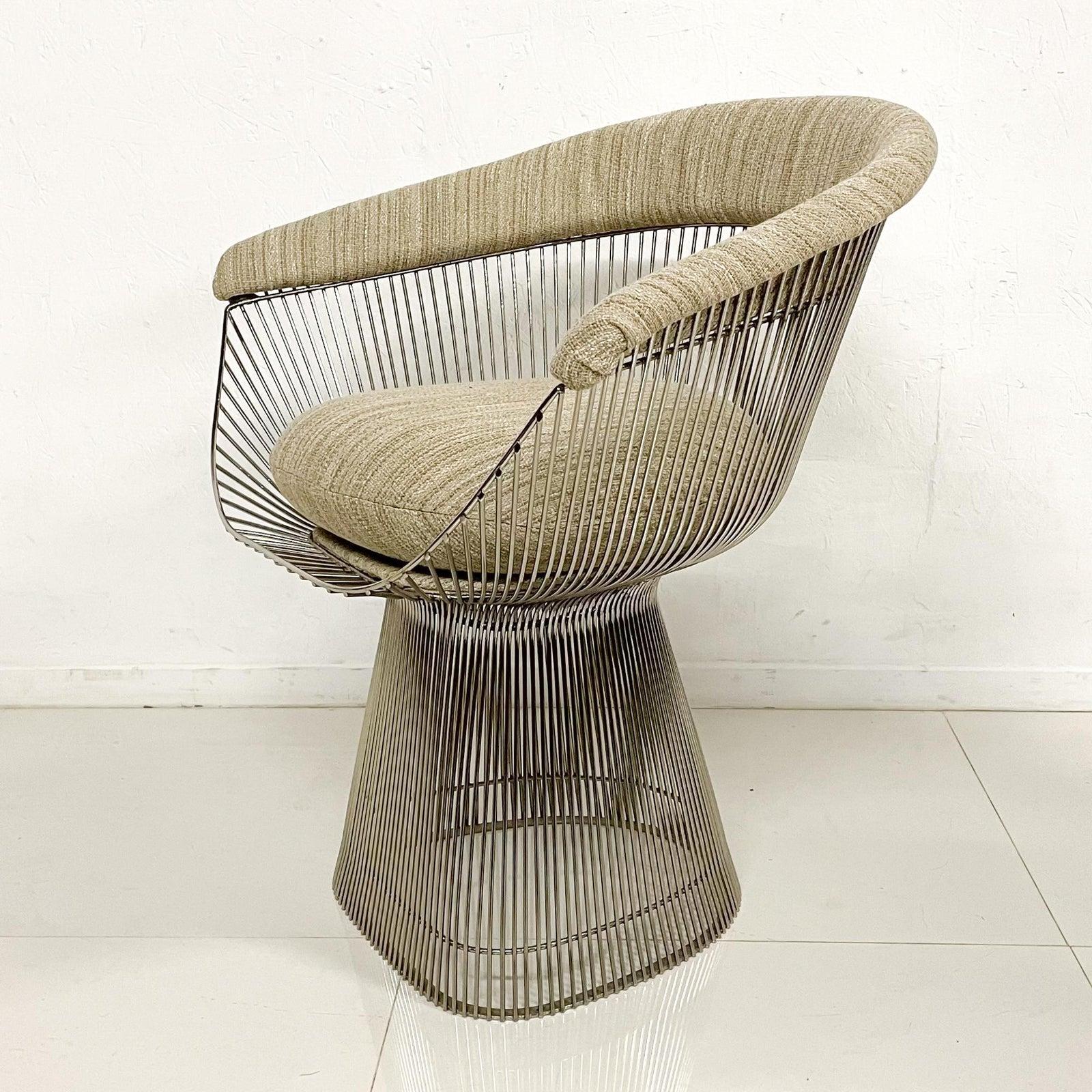 Warren platner sculptural curved wire dining chairs for Knoll, Mid-Century Modern, 1960s, USA.
For your consideration a fabulous set of four dining chairs designed by Warren Platner for Knoll. 
Graceful modern presentation with sumptuous