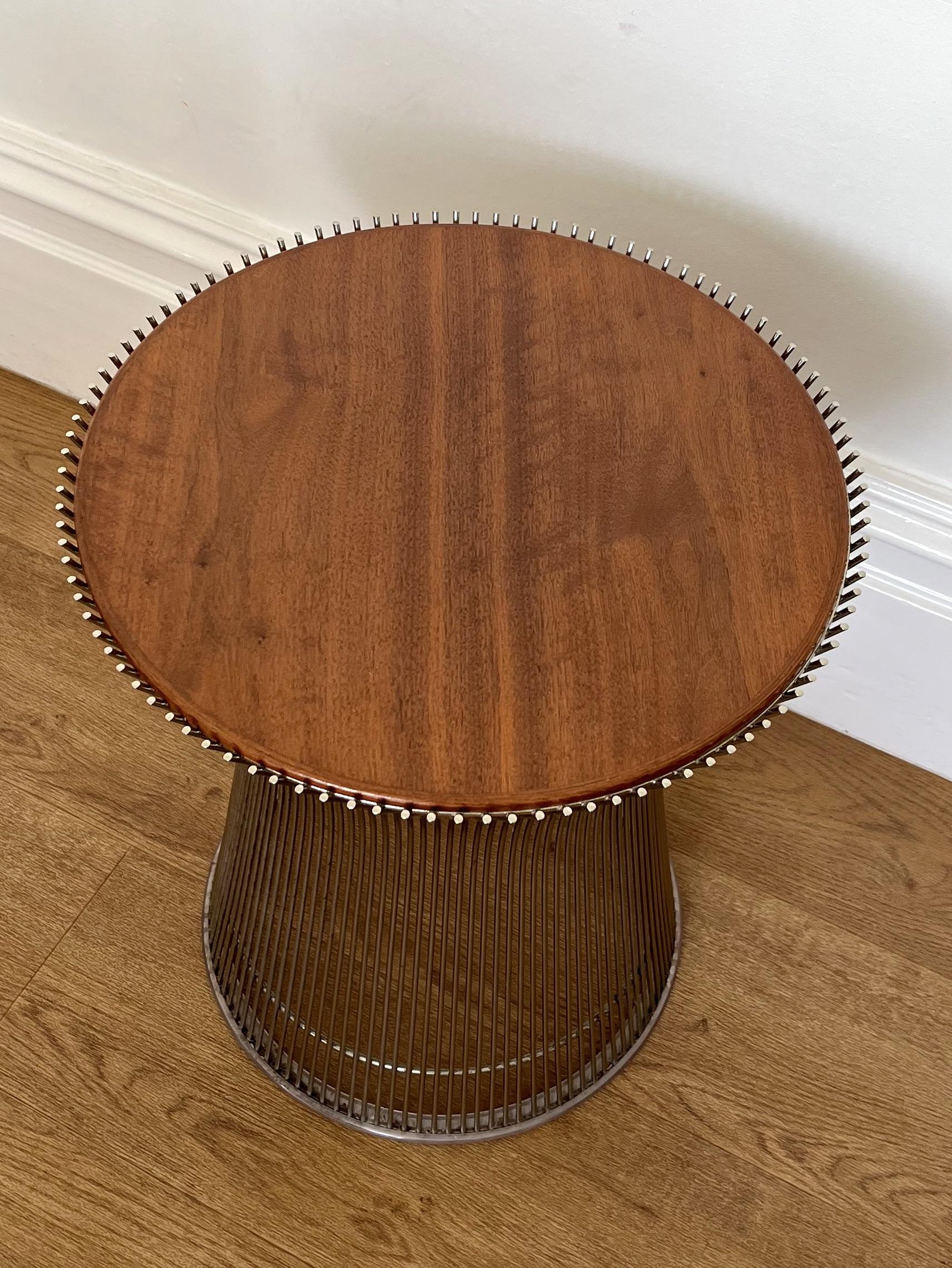 Warren Platner nickel finished wire side table with weighted, walnut veneered bevel edged wooden top.

The table is in very good condition just showing very light signs of age. The top is very good and retains the Knoll Studio badge to it's