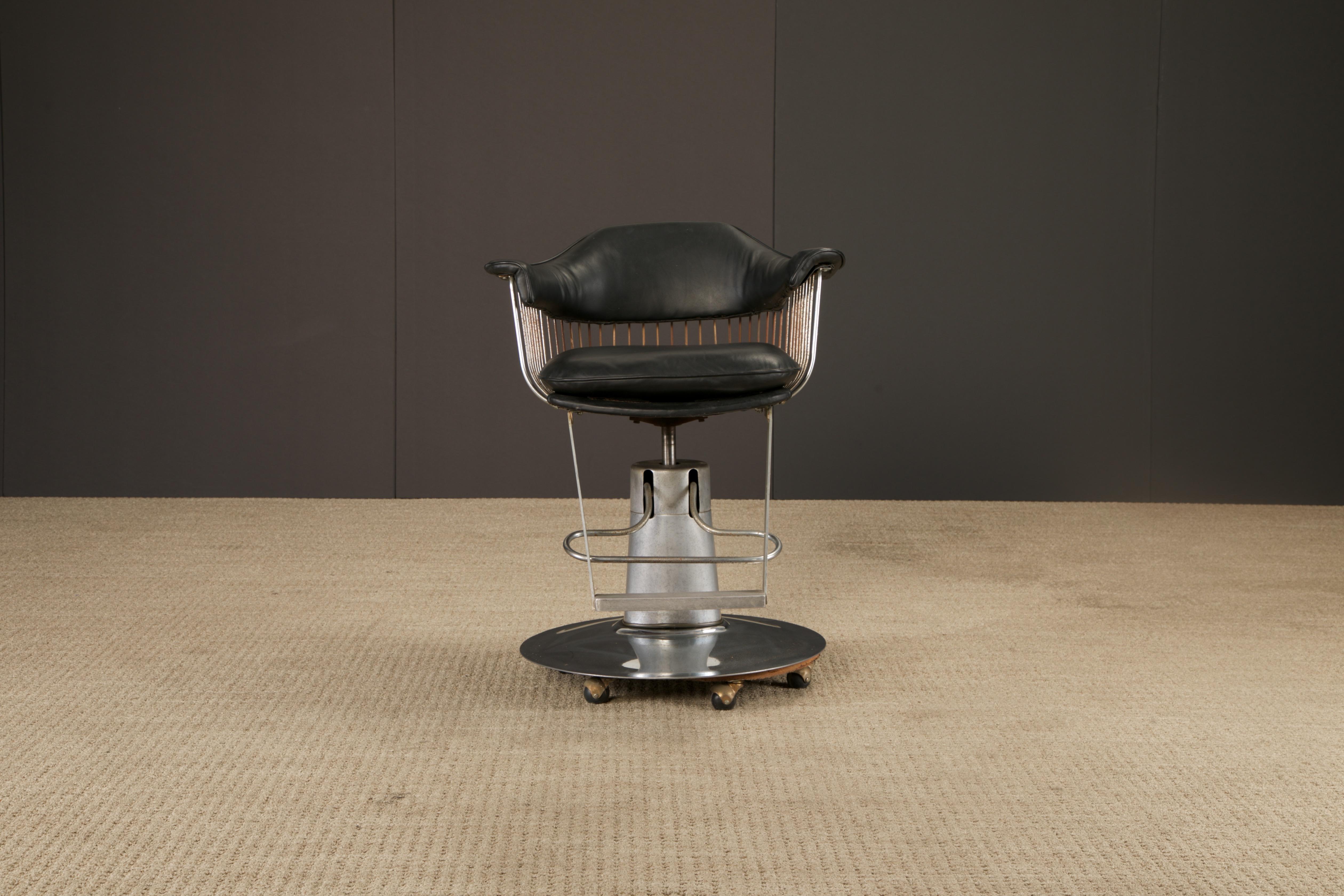 Dieser einzigartige Vintage-Salon oder Friseurstuhl, der auch als Barhocker verwendet werden kann, verbindet eine kühne industrielle Funktion mit einer skulpturalen modernistischen Form. Sitz und Armlehnen sind eine Referenz an Warren Platners