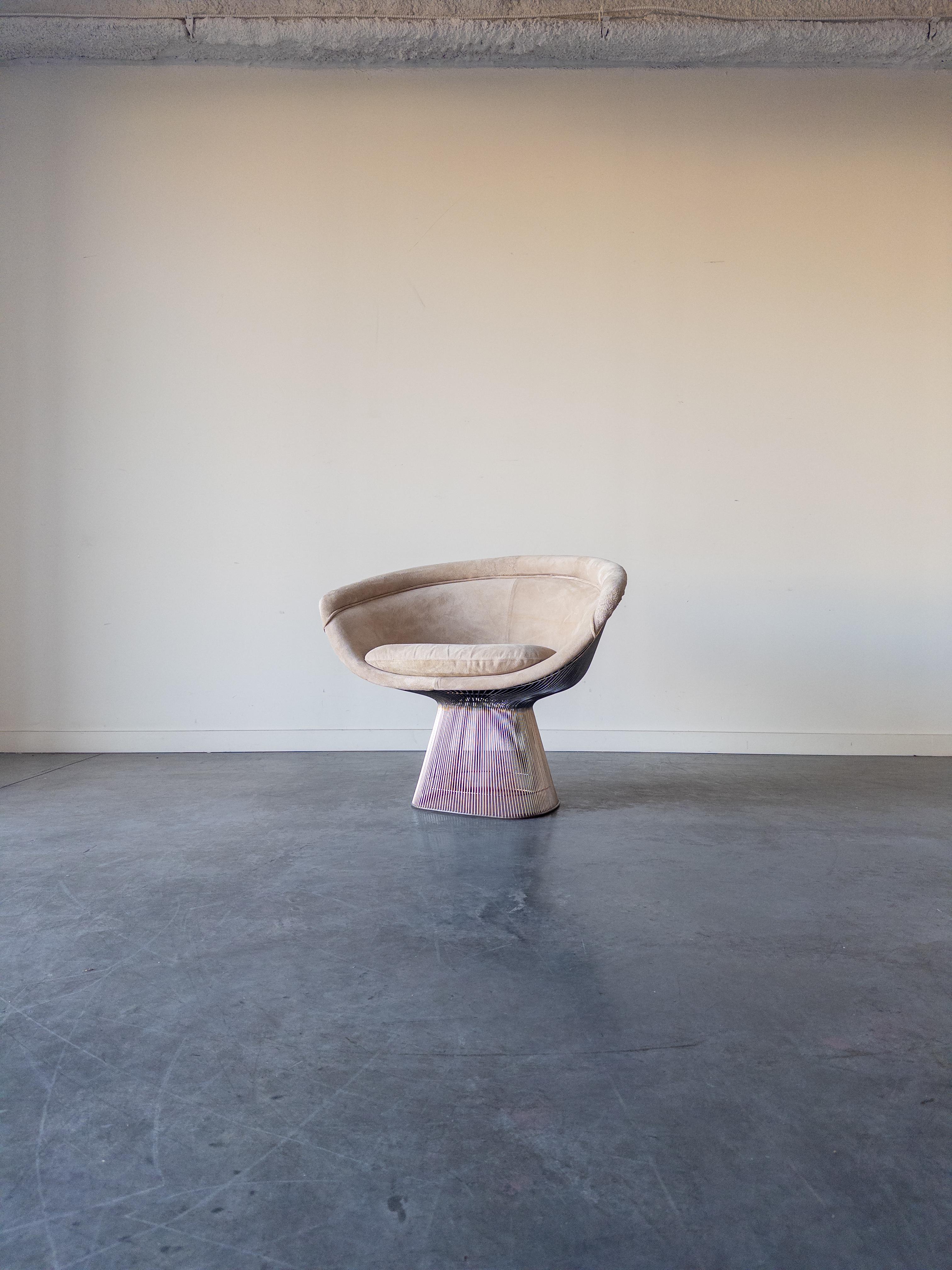 Warren Platner Sudede Lounge Chair for Knoll International In Good Condition For Sale In New York, NY
