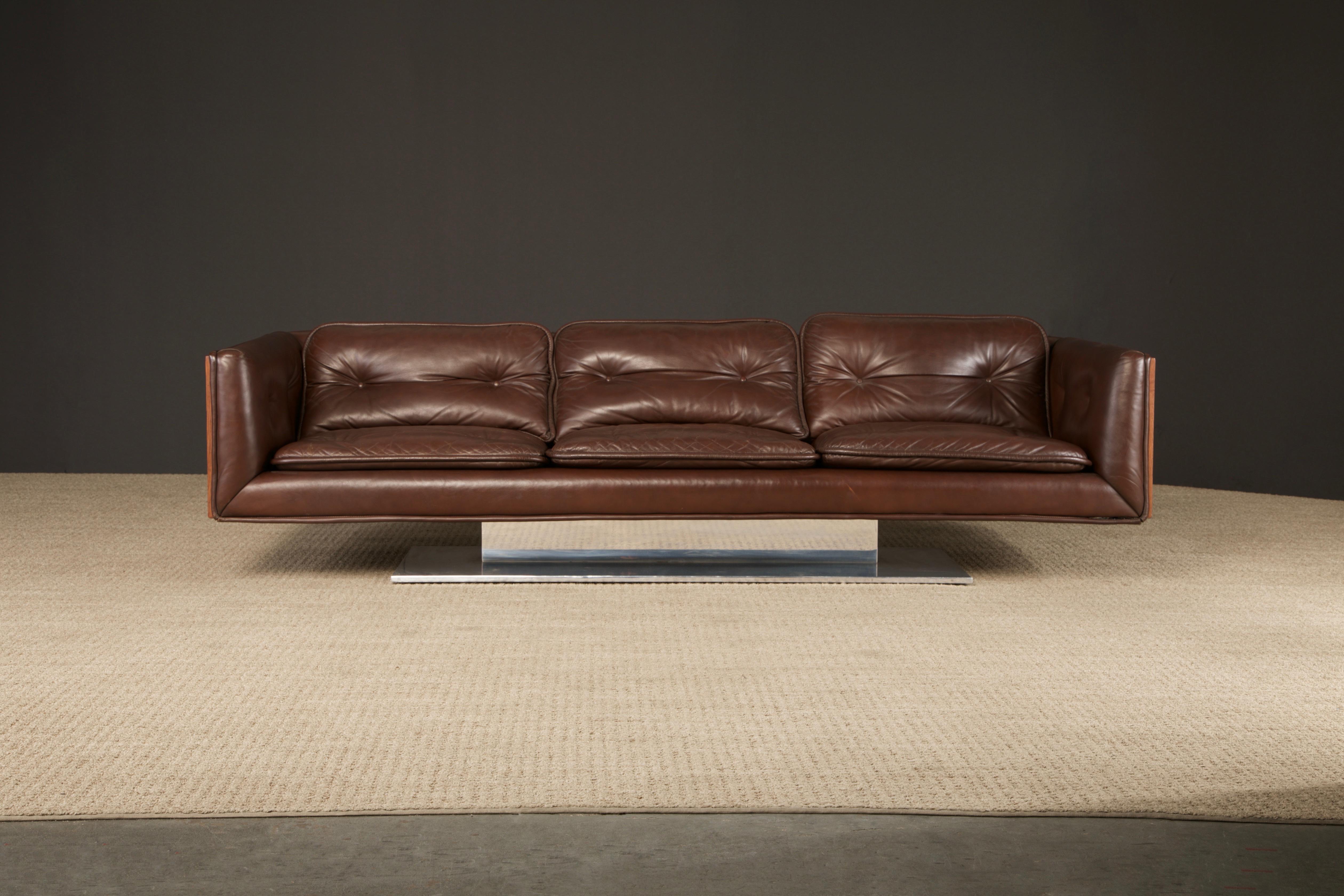Cette pièce de collection exceptionnellement rare et très recherchée (avec une provenance célèbre) est un canapé exécutif en cuir de Warren Platner conçu pour Lehigh Leopold vers 1970. Il se compose d'une caisse flottante en noyer avec une sellerie