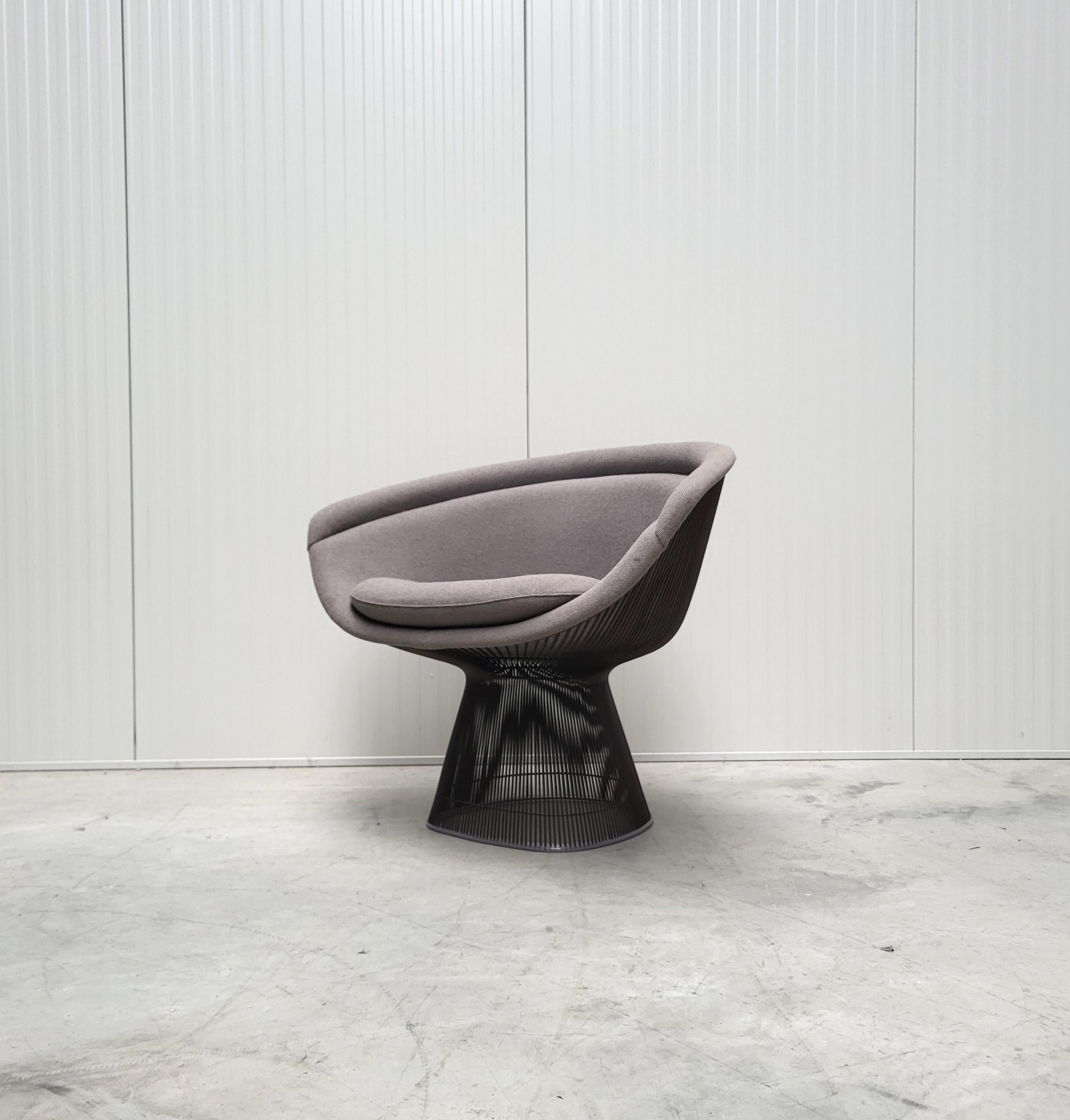 Impressive Grey Knoll fabric Lounge chair by Warren Platner for Knoll. 

The groundbreaking lounge chair was designed in the 1960s by Warren Platner and produced by Knoll in the early 2000s. This mid-century classic supports countless positions and