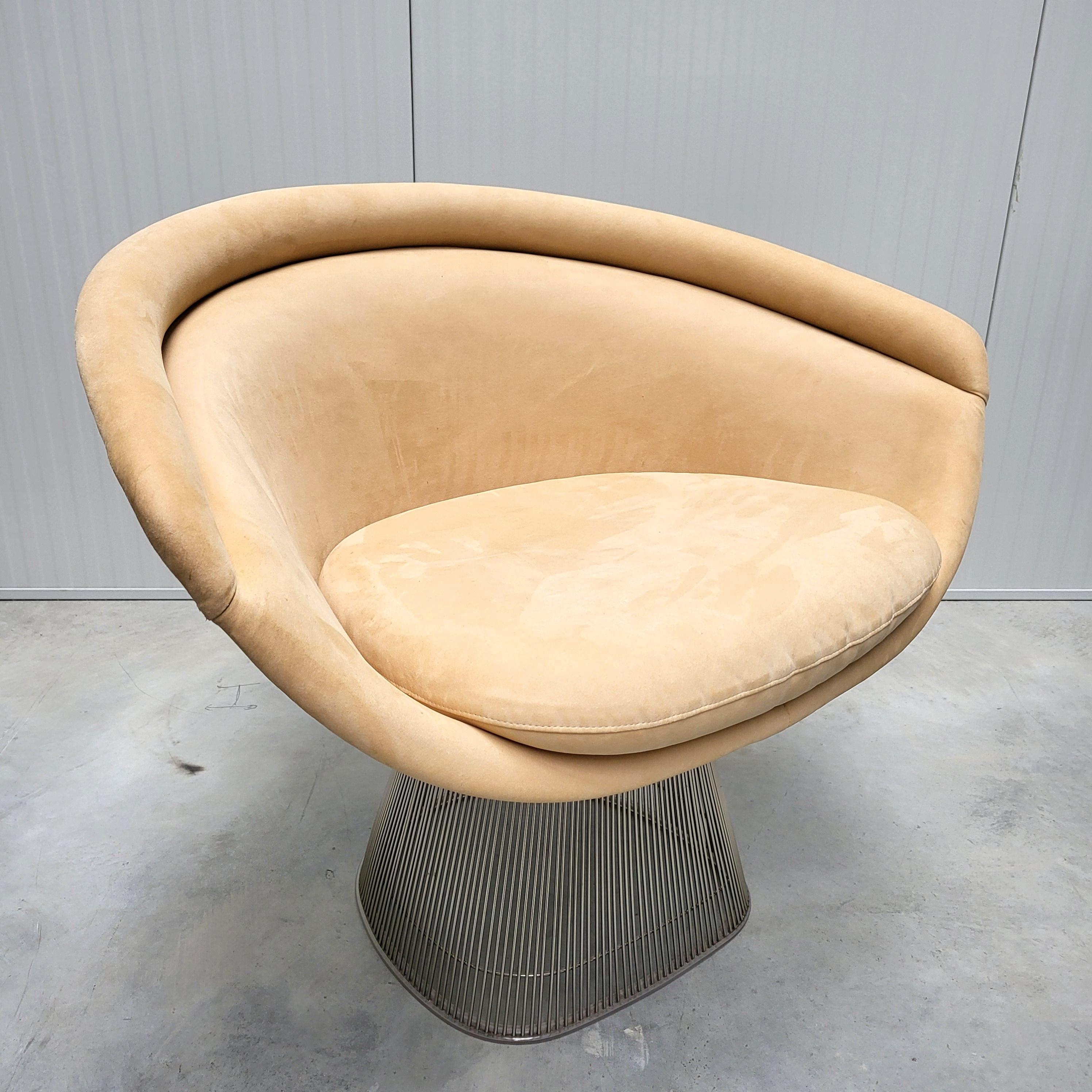 Beeindruckender Beige-Elfenbein-Ultra-Wildleder-Sessel von Warren Platner für Knoll. 

Der bahnbrechende Loungesessel wurde in den 1960er Jahren von Warren Platner entworfen und in den frühen 2000er Jahren von Knoll produziert. Dieser Klassiker aus