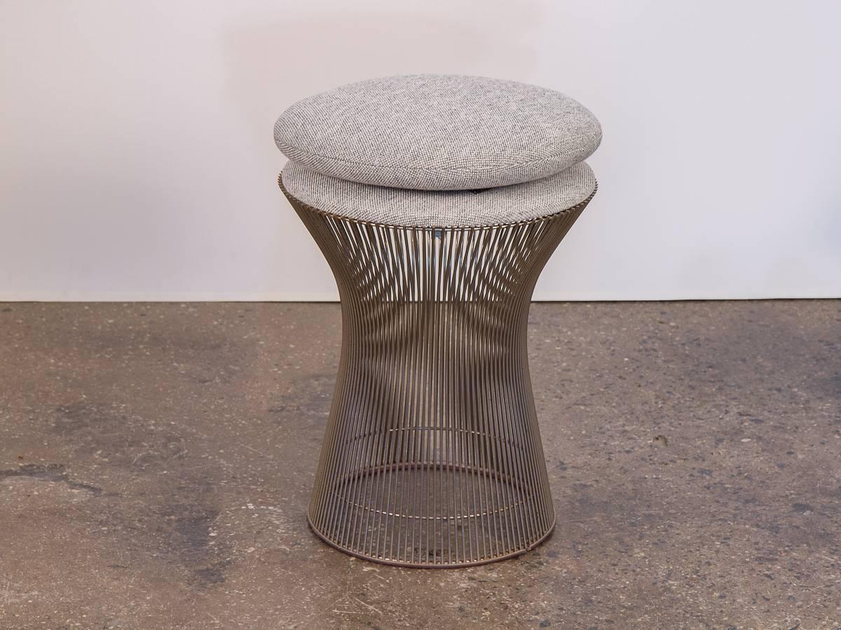 Industrial and organic steel wire stool by Warren Platner from the Platner Collection for Knoll, 1966. Newly upholstered in a soft neutral, textural wool, 1960s. In excellent condition. Inquire for lead time.

Measures: 16.5