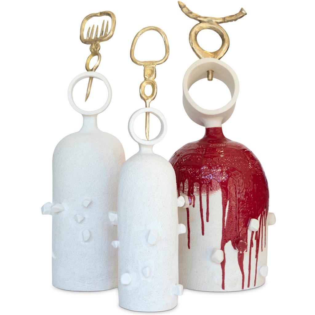 Guerrero nº 1 Escultura figurativa de cerámica roja esmaltada en blanco y latón en venta 2