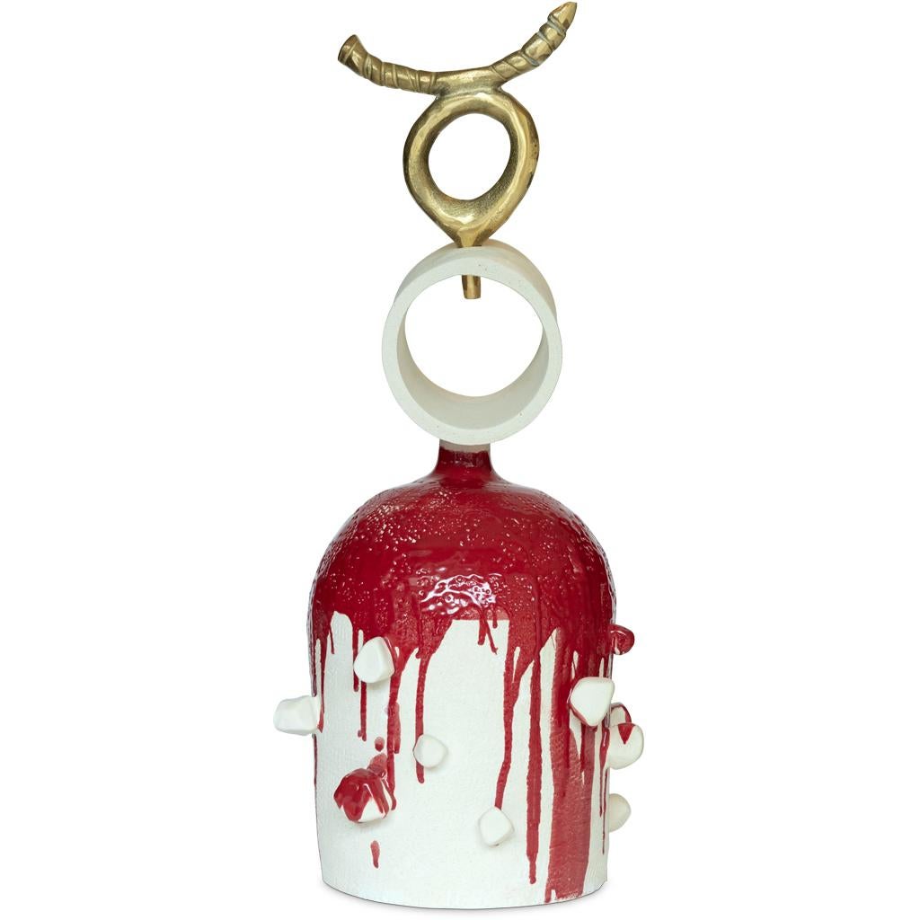 Declaración del artista - Colección Cerámica Guerreros - Cerámica blanca, Esmalte rojo, Latón.

La colección Guerreros es la segunda obra de Roché Dry, creada en su estudio de Lisboa. Esta serie de 17 piezas se inspira en guerreros literales y